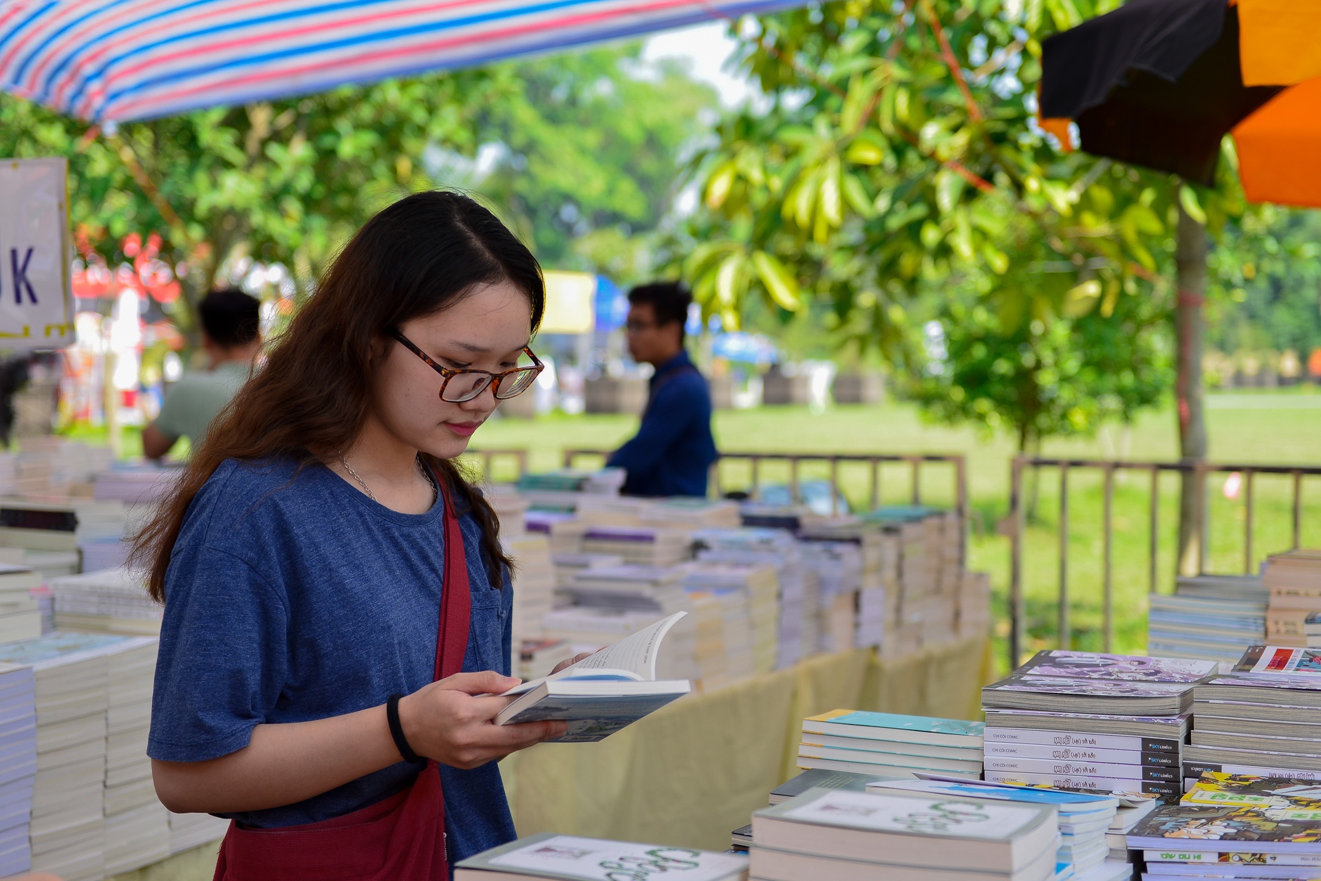 Hoi sach Ha Noi tai Hoang thanh Thang Long thu hut gioi tre hinh anh