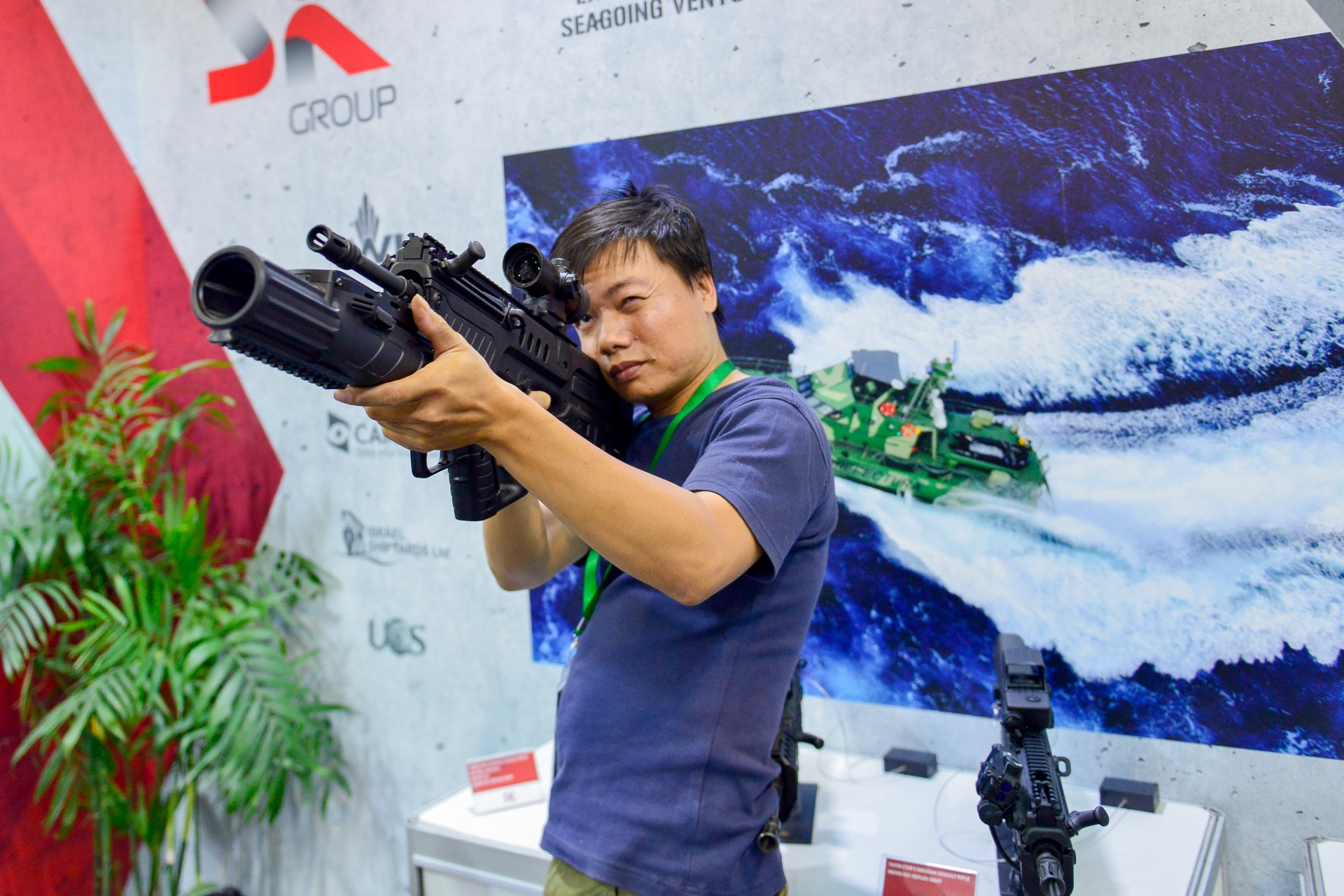 Cam sung tai trien lam anh 9