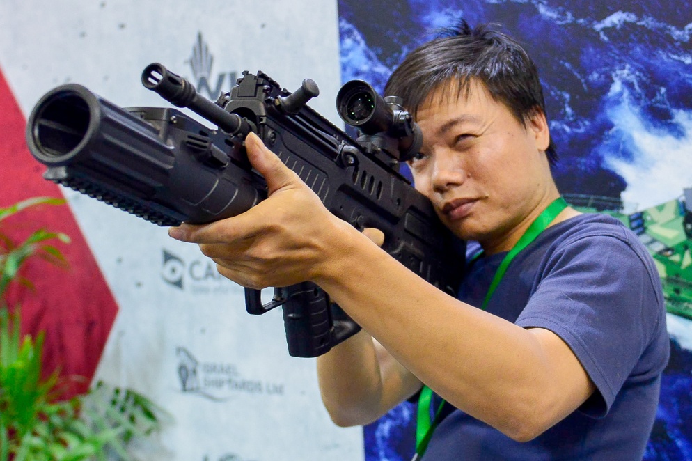 Khach tham quan duoc cam sung va ngam tai trien lam hinh anh