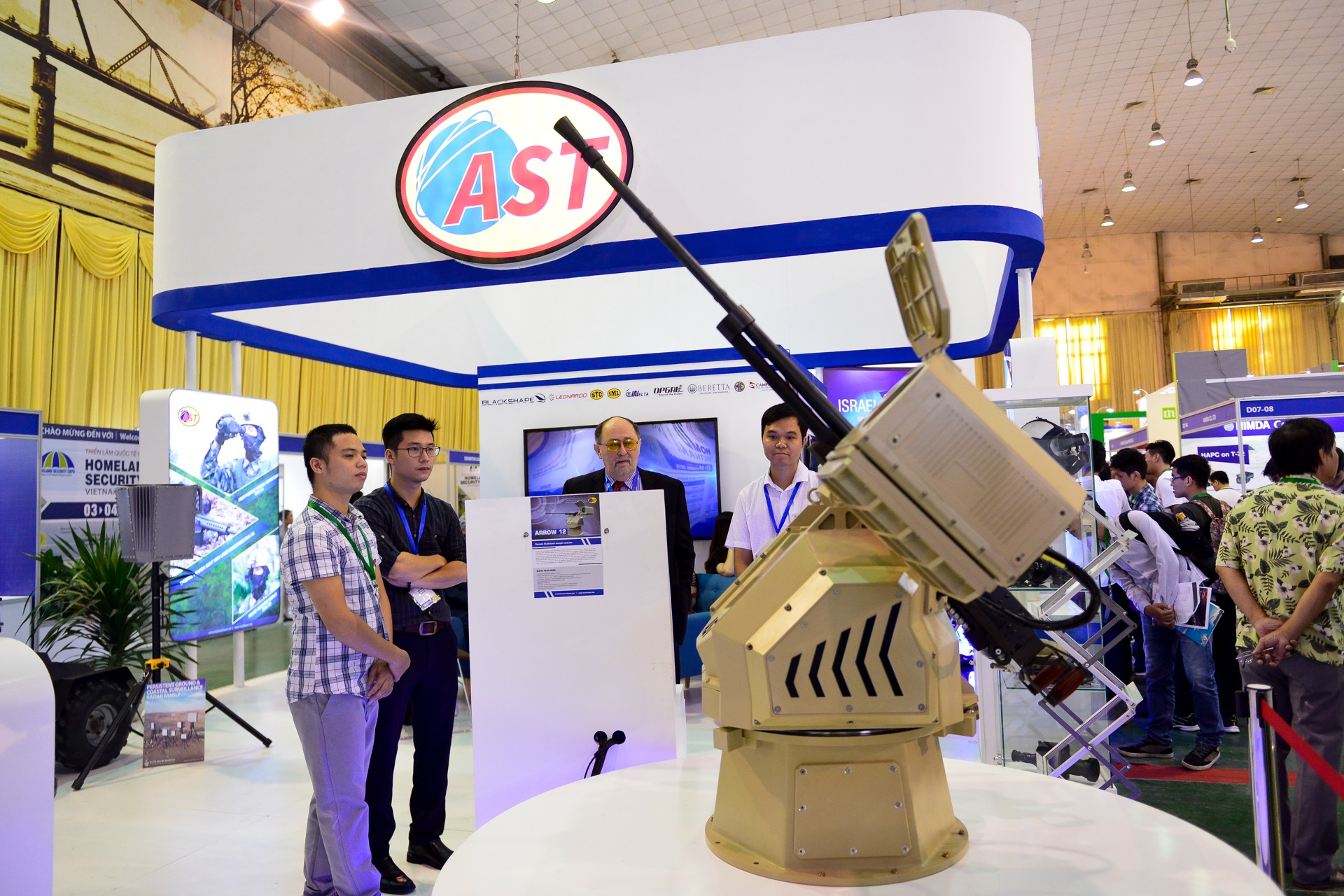 Cam sung tai trien lam anh 5