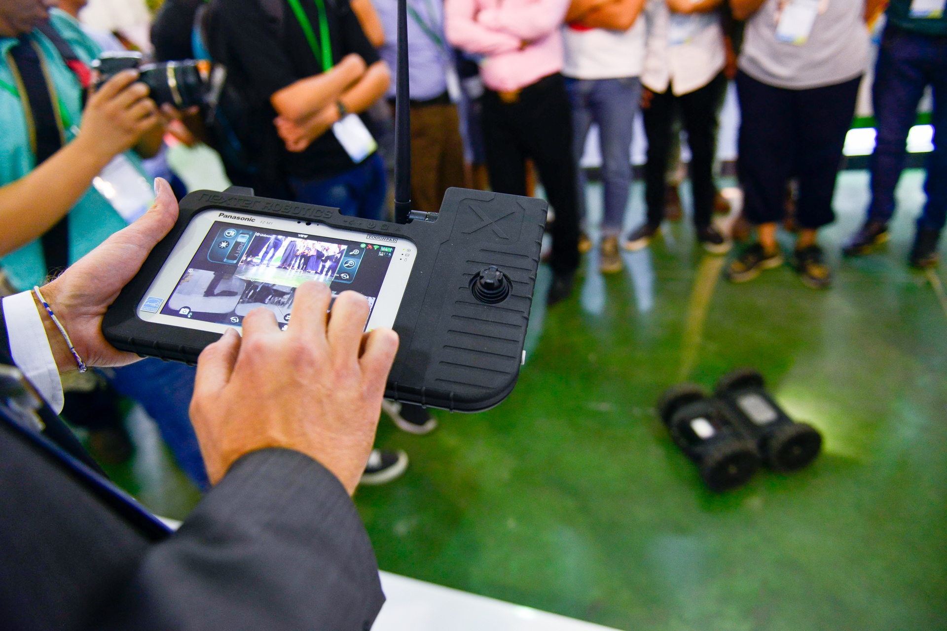 Cam sung tai trien lam anh 6