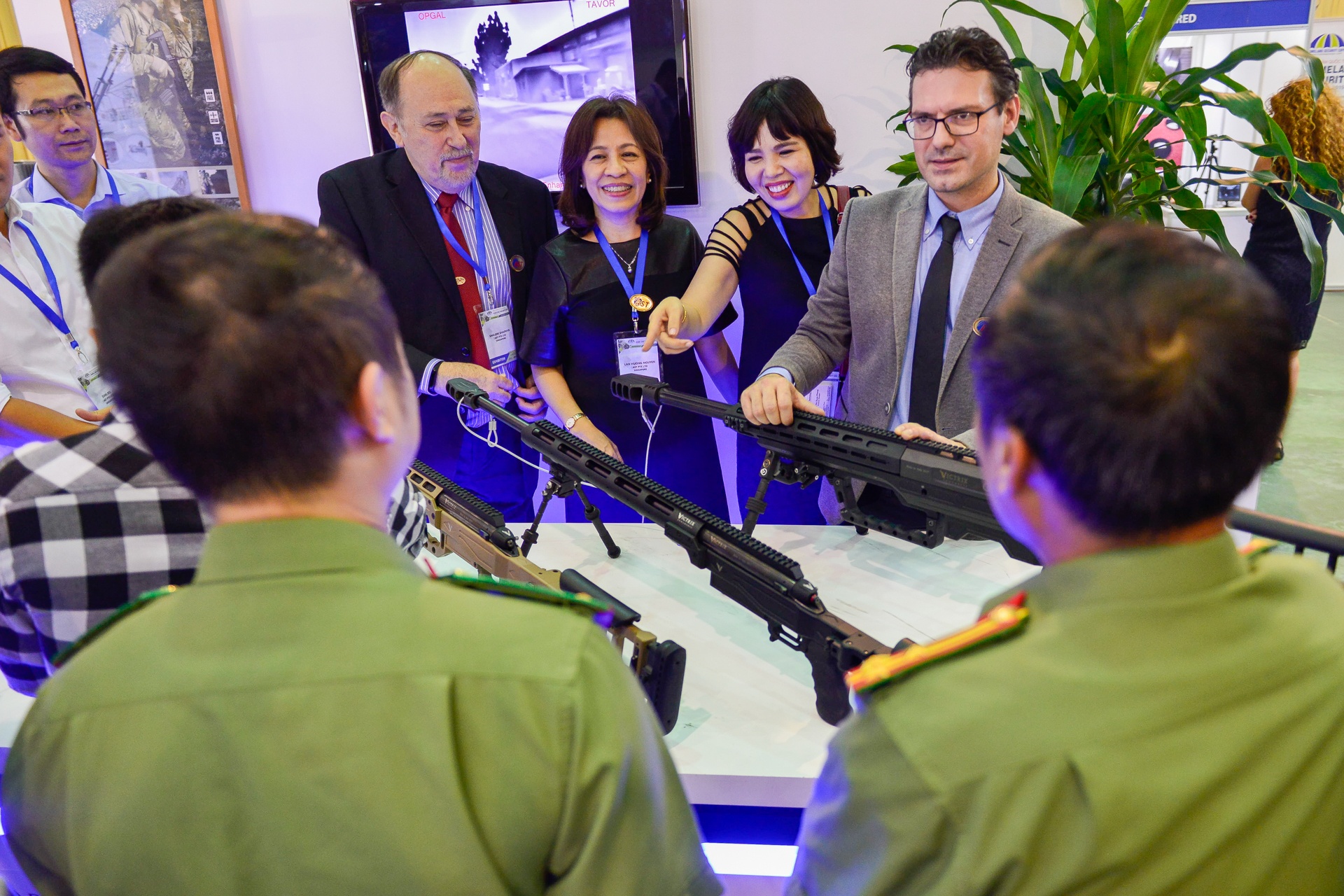 Cam sung tai trien lam anh 7