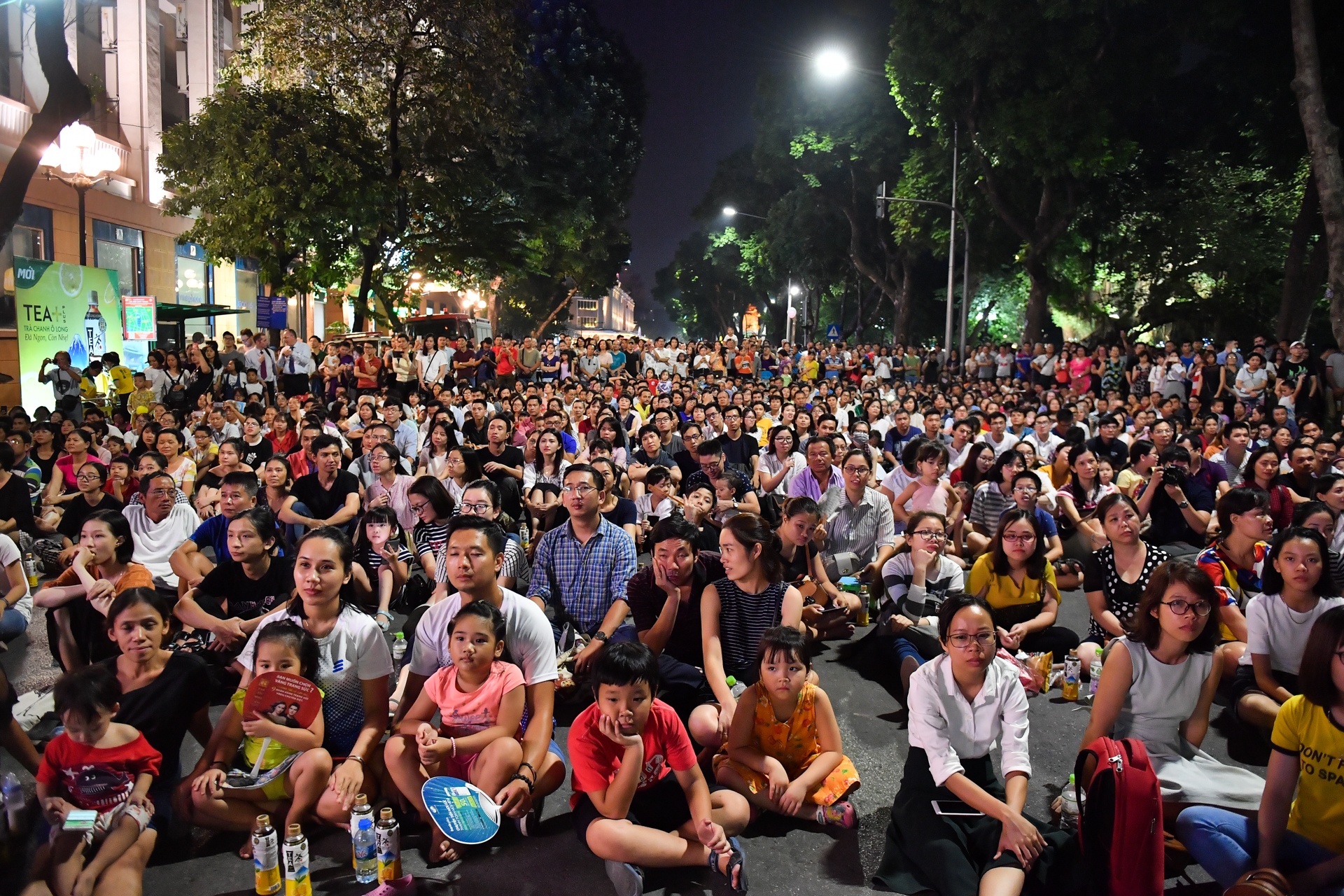 Dan nhac Giao huong London bieu dien tai pho di bo Ho Guom anh 1