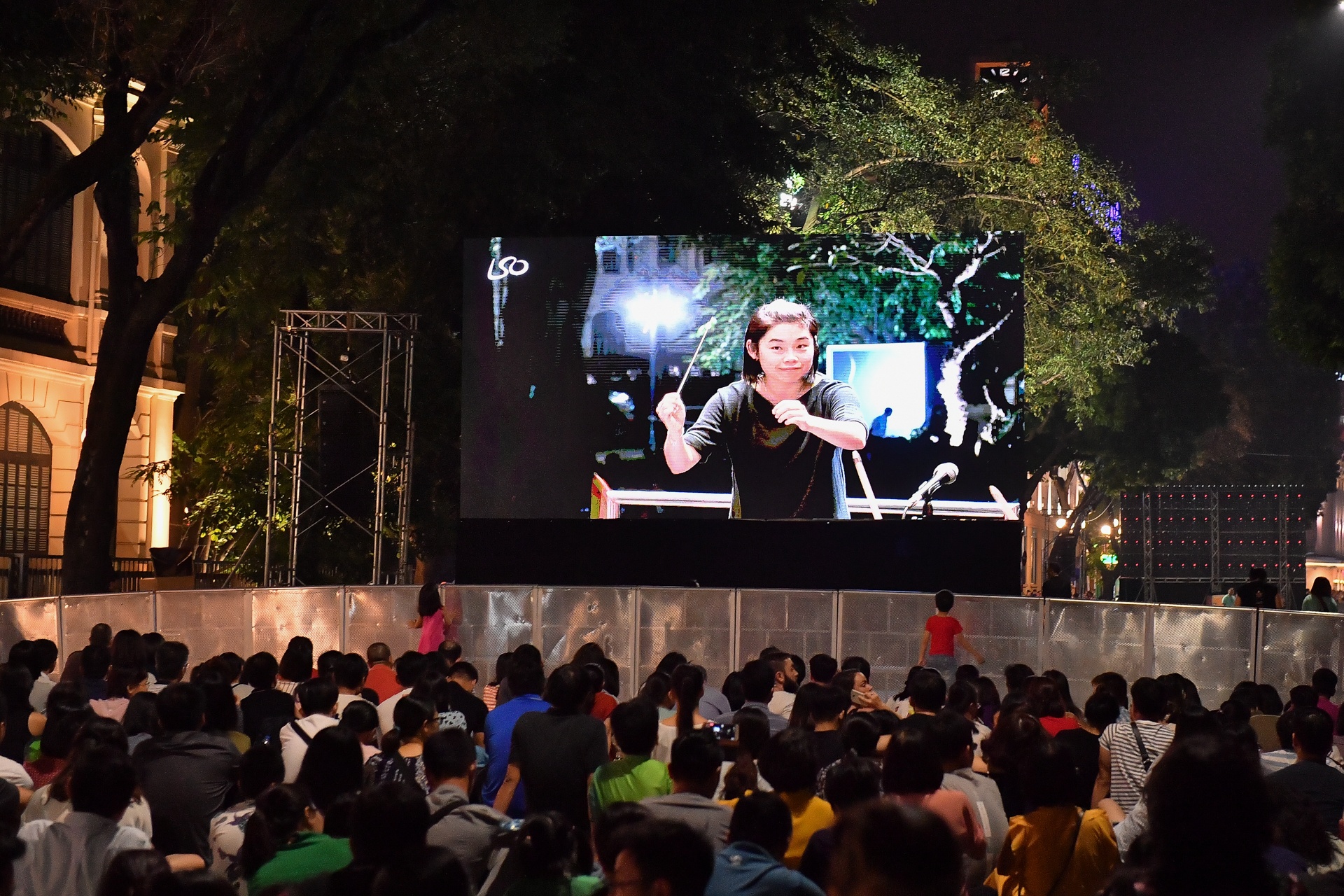 Dan nhac Giao huong London bieu dien tai pho di bo Ho Guom anh 2