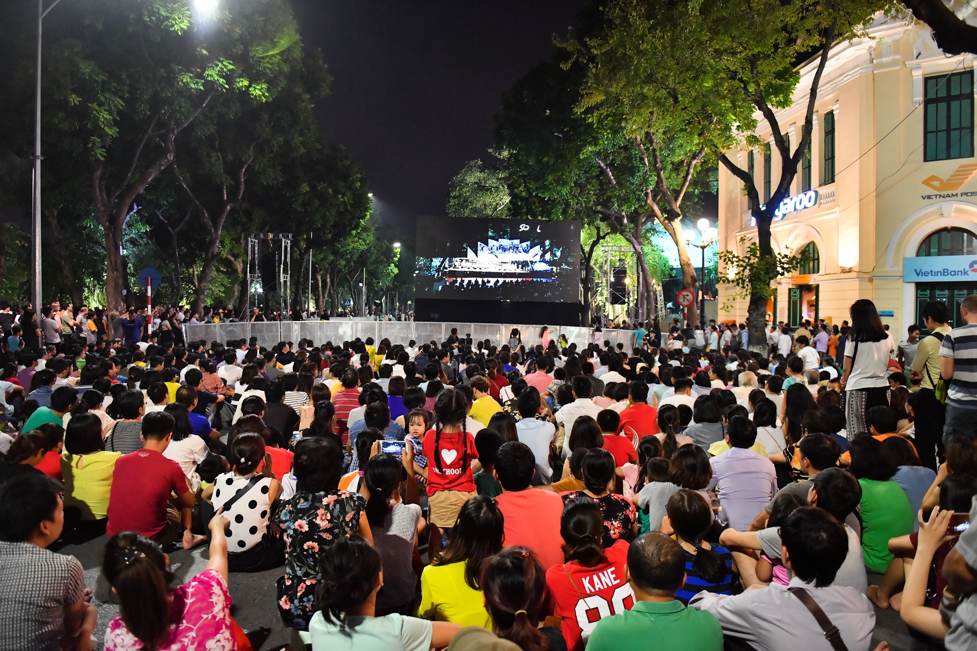 Dan nhac Giao huong London bieu dien tai pho di bo Ho Guom anh 5