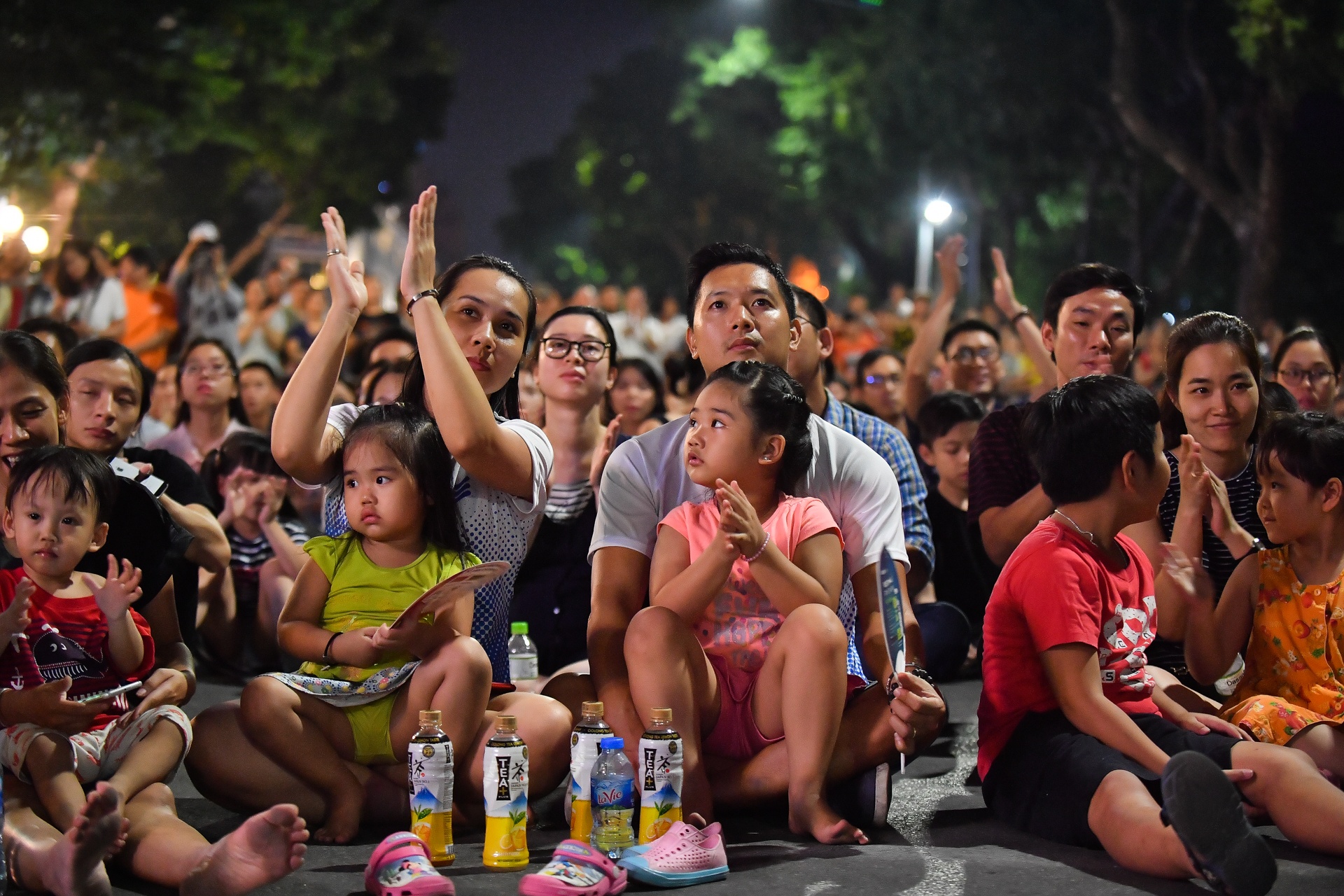 Dan nhac Giao huong London bieu dien tai pho di bo Ho Guom anh 6