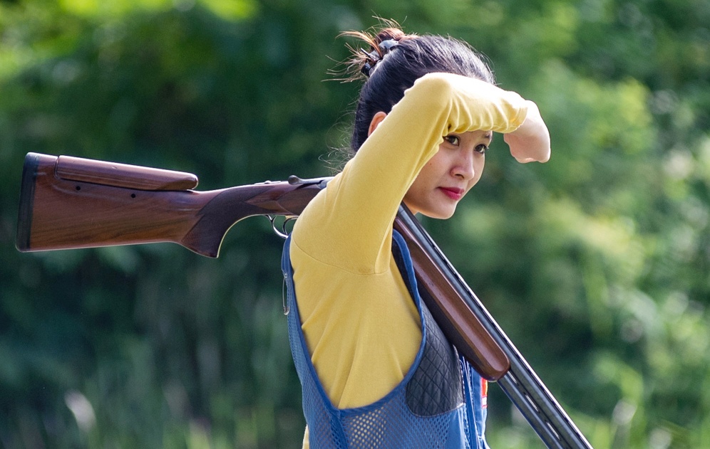 Co gai ban sung bo nghe de di ban thuoc hinh anh