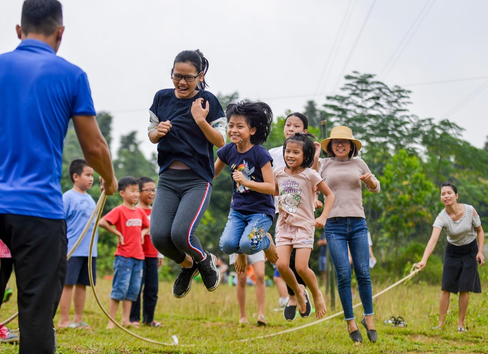 Ngoi truong tren doi cao, khong ap luc diem so, chang bai tap ve nha hinh anh