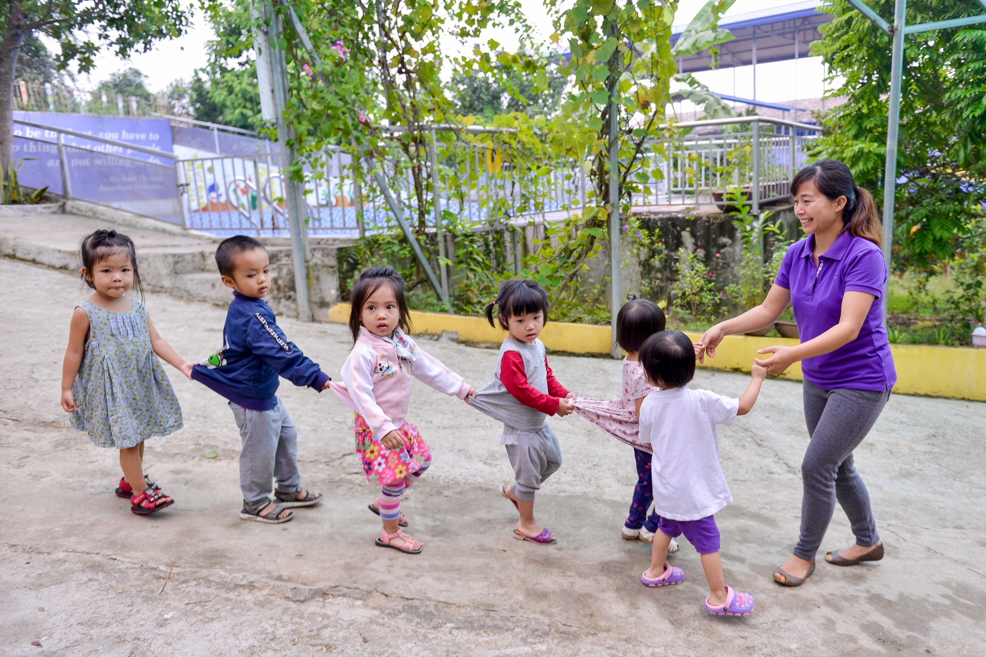ngôi trường trên đồi của học sinh thành phố ảnh 12 ngoi truong tren doi cua hoc sinh thanh pho anh 12