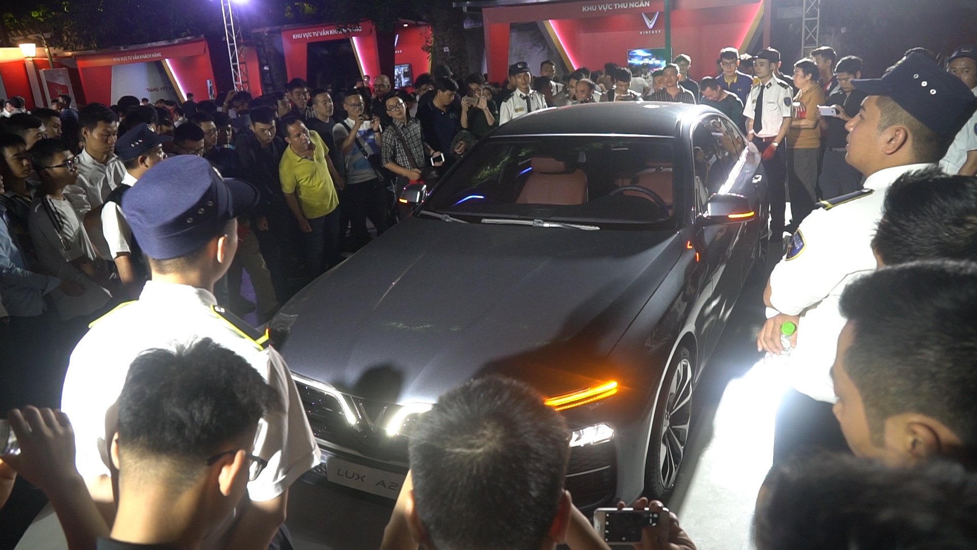 Nguoi Ha Noi chen chan ngam xe VinFast hinh anh