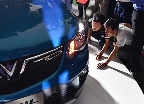 Nguoi dan chen lan xem loat xe VinFast ra mat o Viet Nam hinh anh