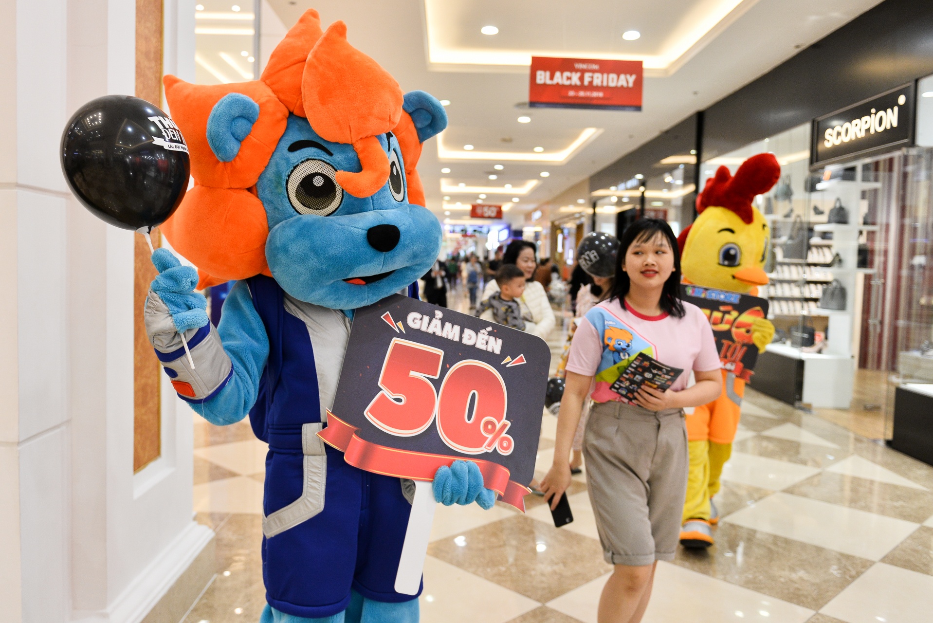 le hoi mua sam giam gia Black Friday anh 16