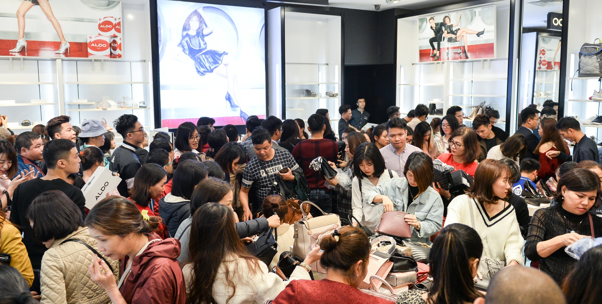 le hoi mua sam giam gia Black Friday anh 2