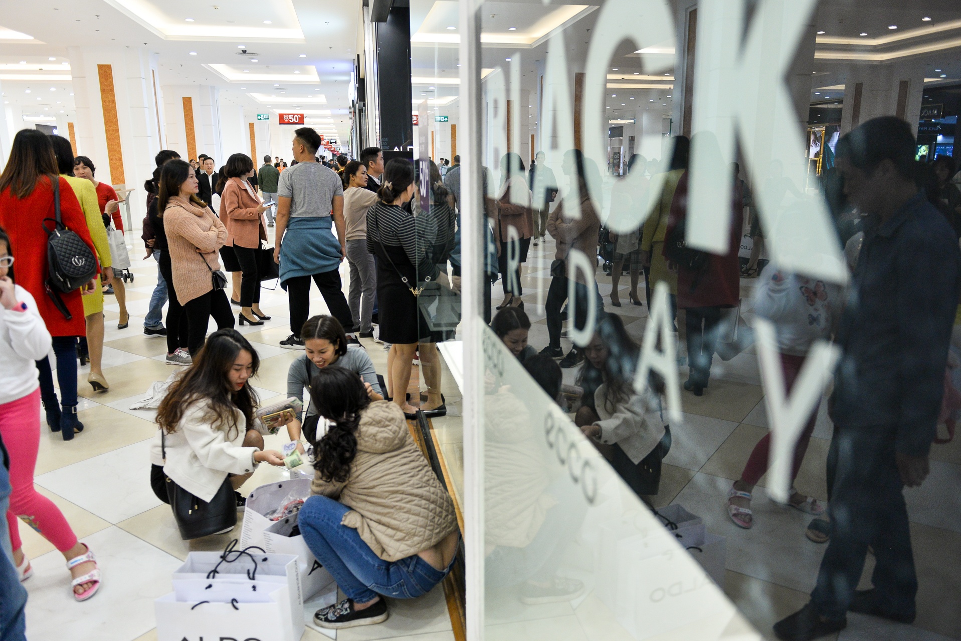 le hoi mua sam giam gia Black Friday anh 11