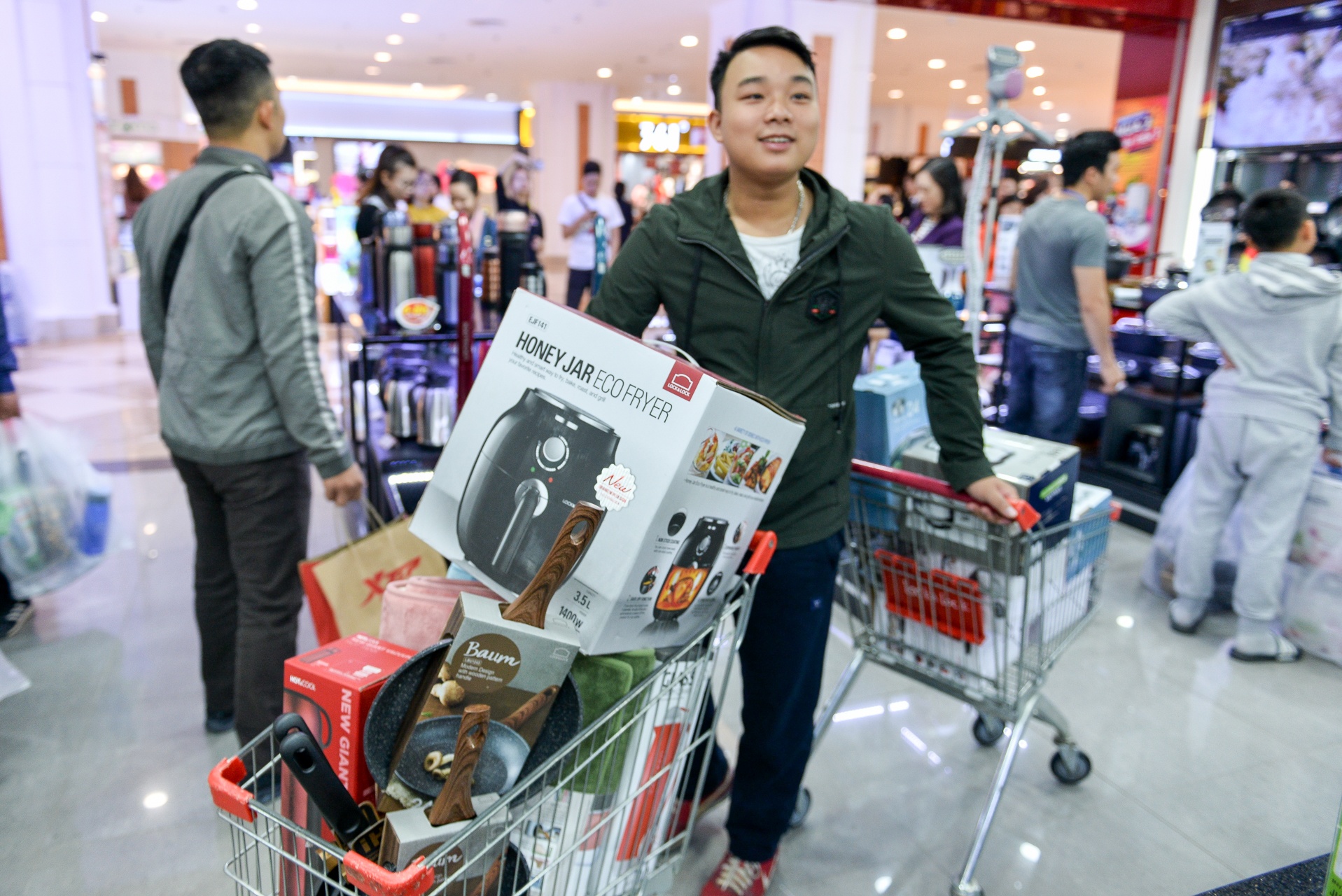 le hoi mua sam giam gia Black Friday anh 13