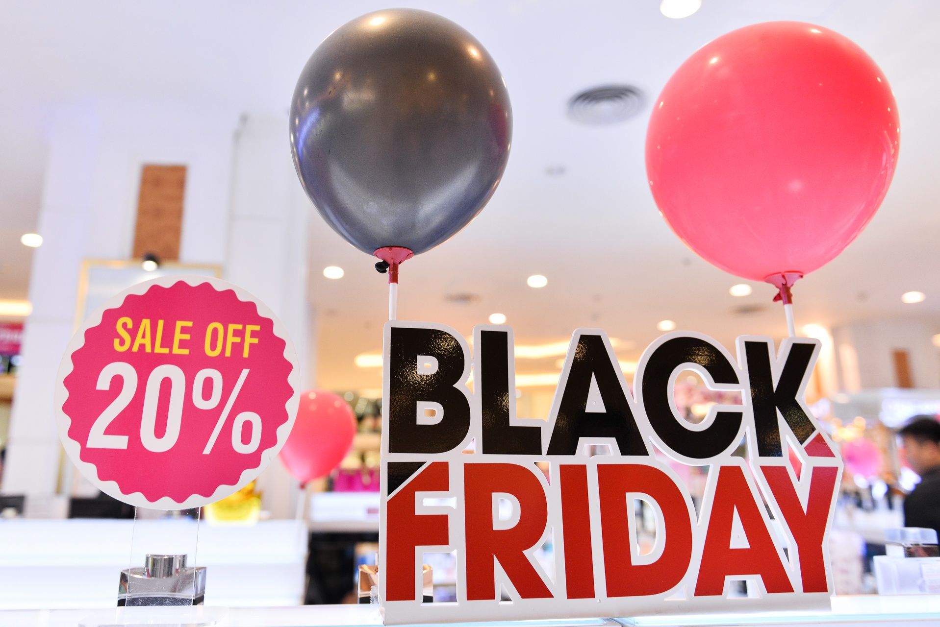 le hoi mua sam giam gia Black Friday anh 1