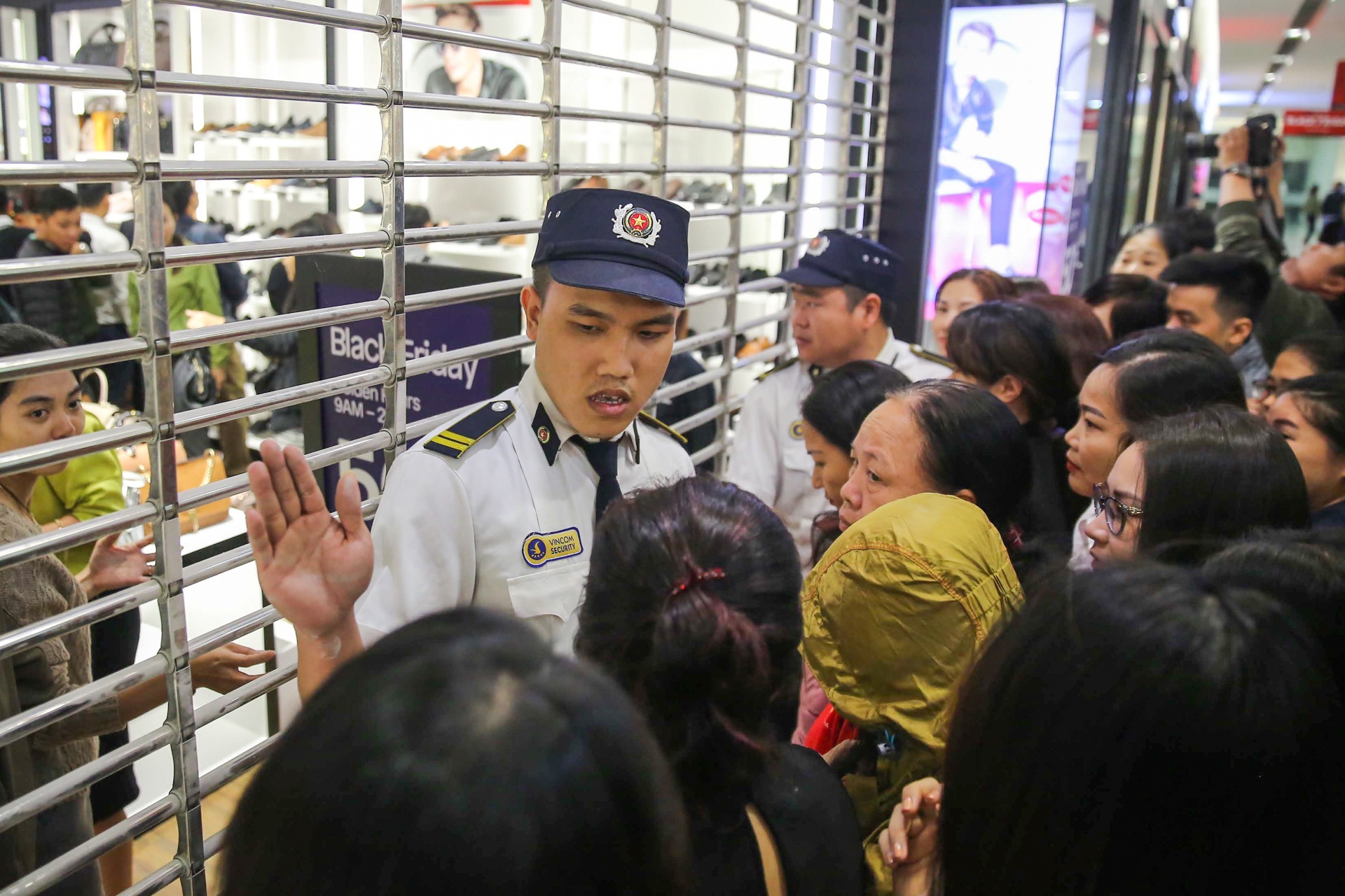 Noi dong cua 'tu choi' khach, cho diu hiu ngay Black Friday hinh anh