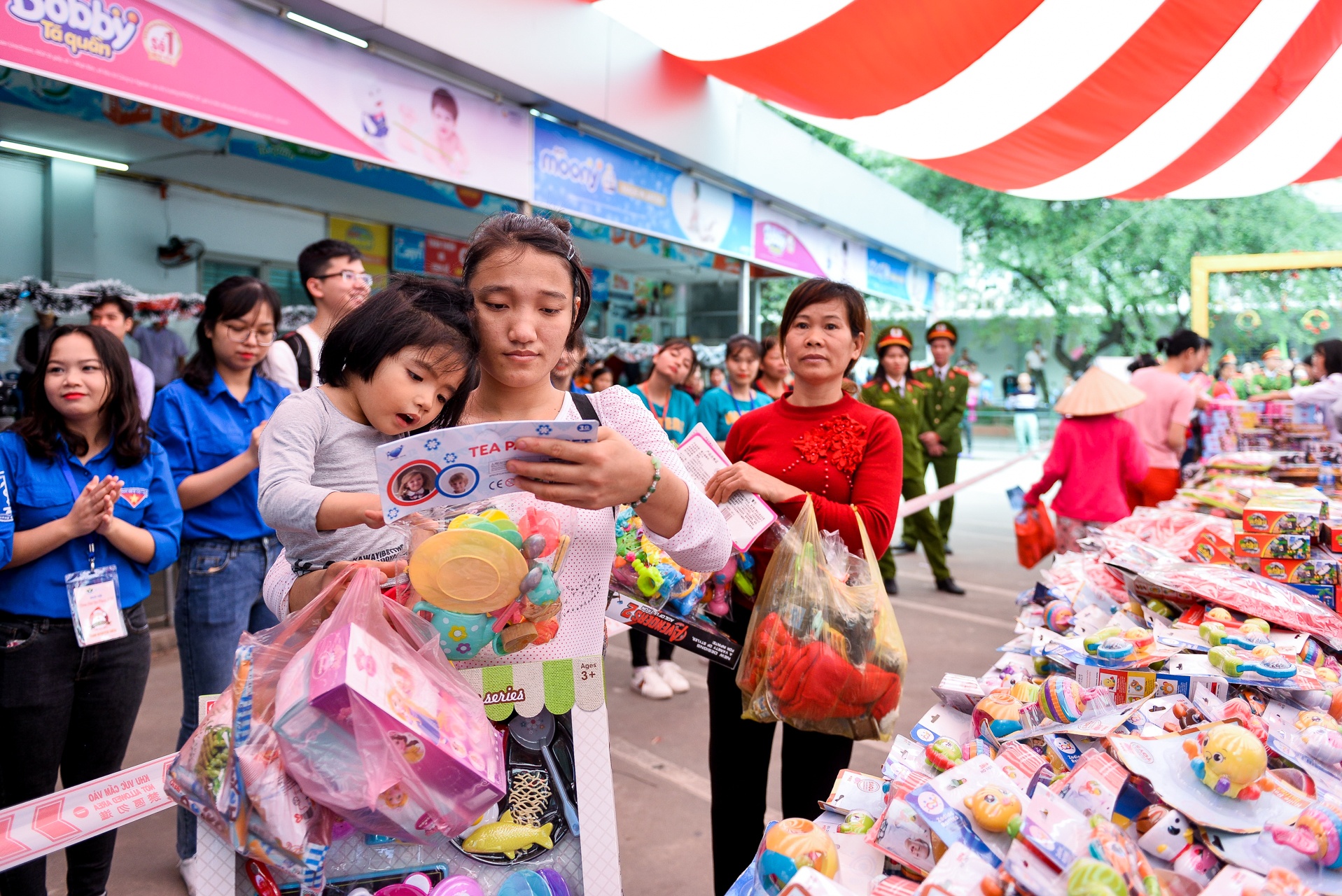tre em vien Nhi vui Giang sinh anh 3