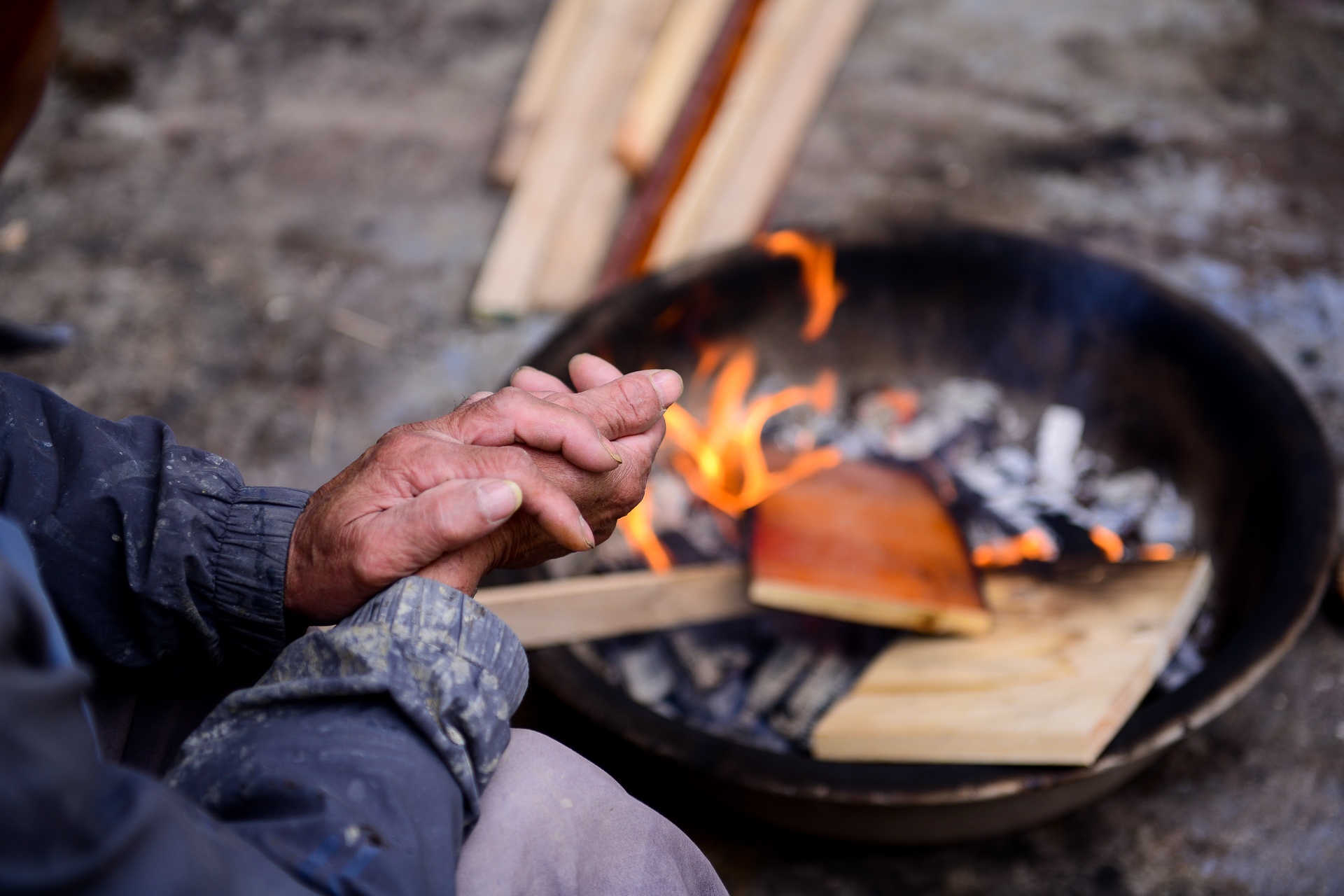 nguoi dan dot lua suoi am anh 4