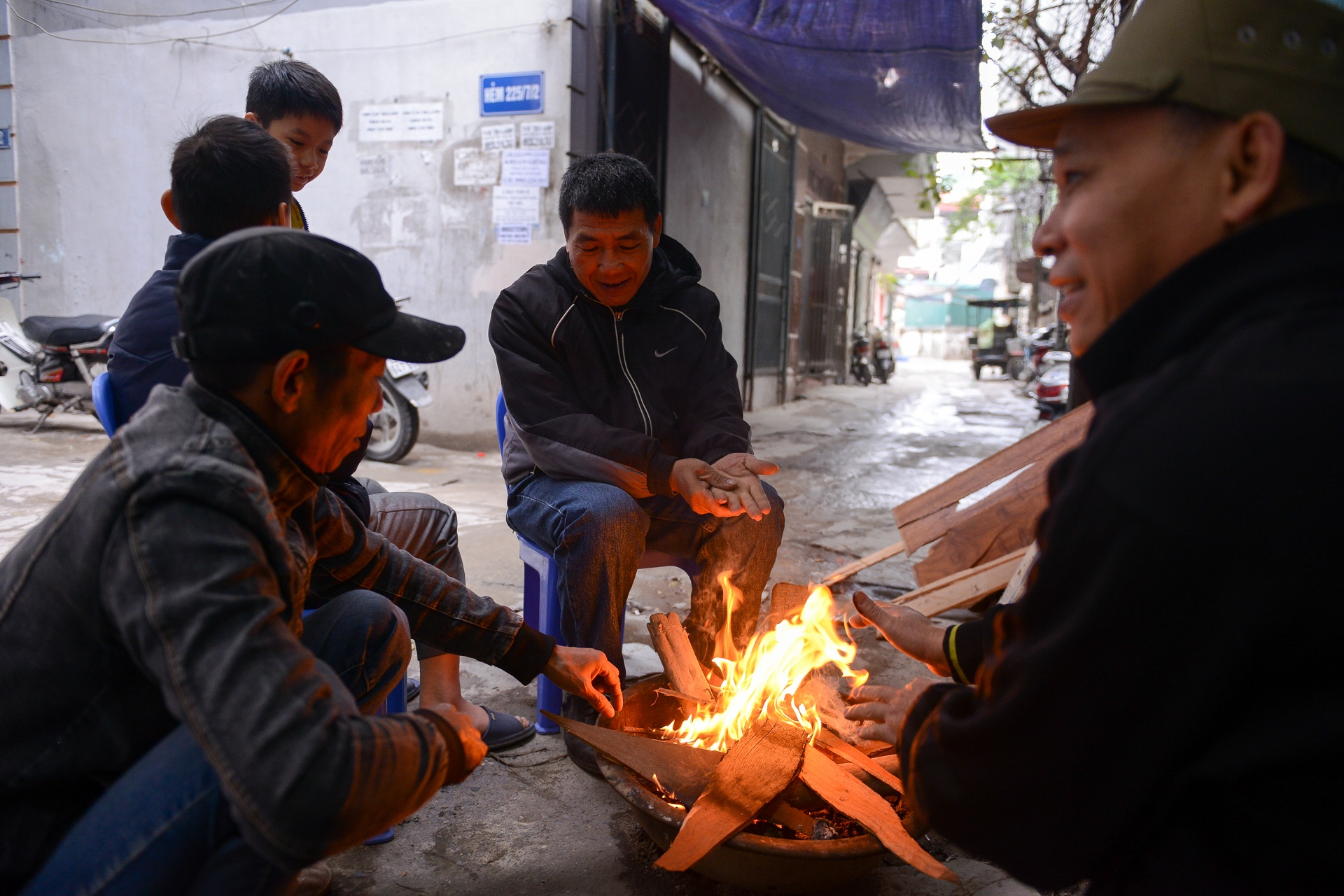 nguoi dan dot lua suoi am anh 1