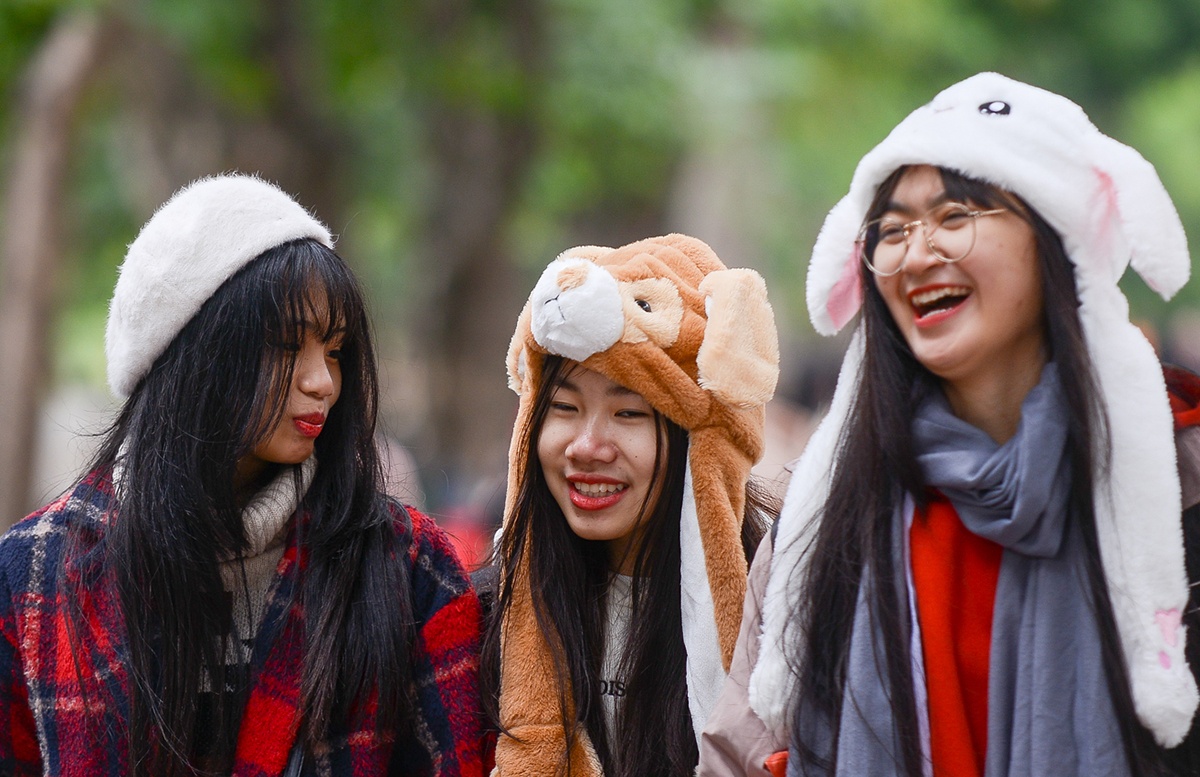 Con gai Ha Noi thong dong don nam moi trong tiet troi lanh 11 do C hinh anh