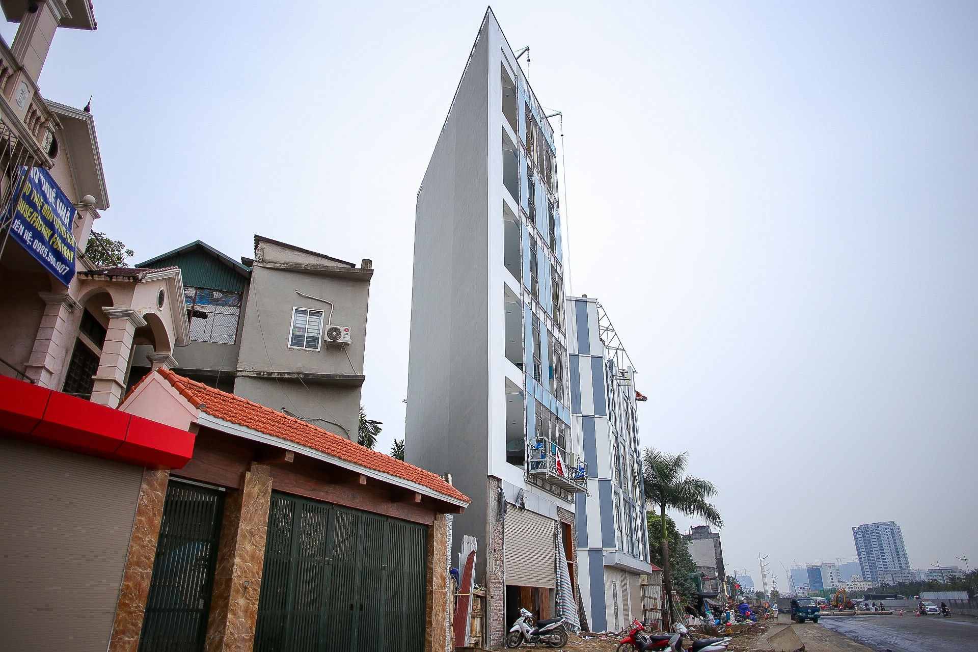 Nha sieu mong, ky di ben con duong nghin ty moi o Ha Noi hinh anh