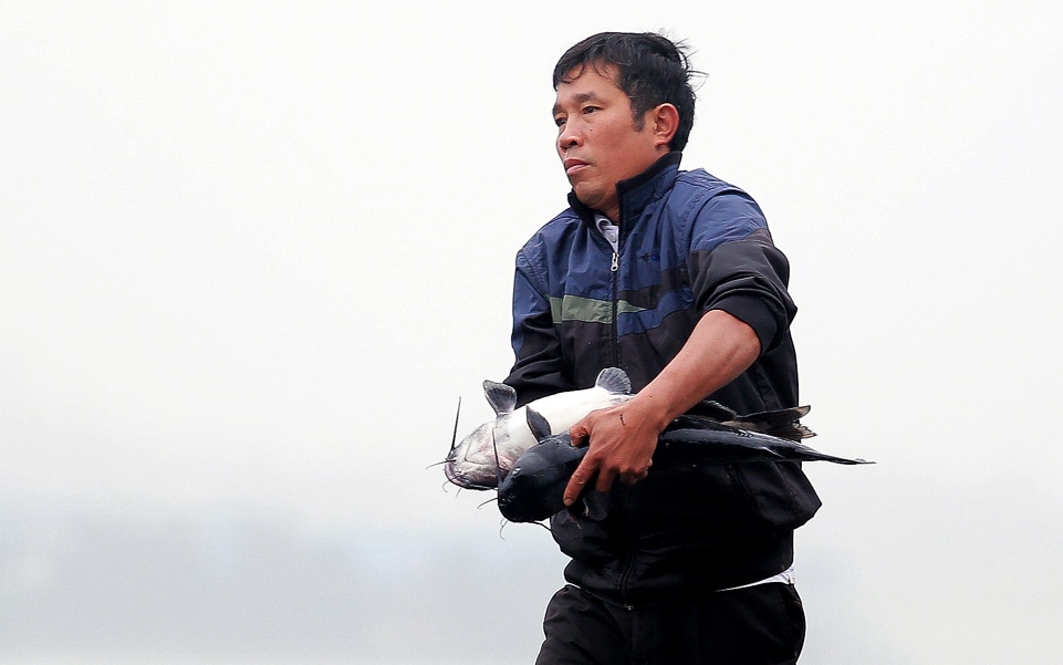 'Canh bac' khac nghiet ben dong song Da mua nuoc can hinh anh