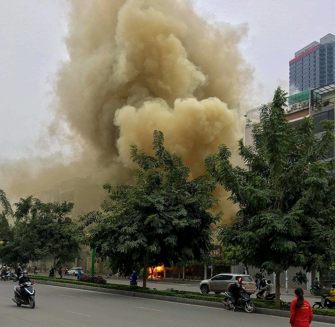 Hien truong chay quan chao duong Nguyen Van Huyen anh 1