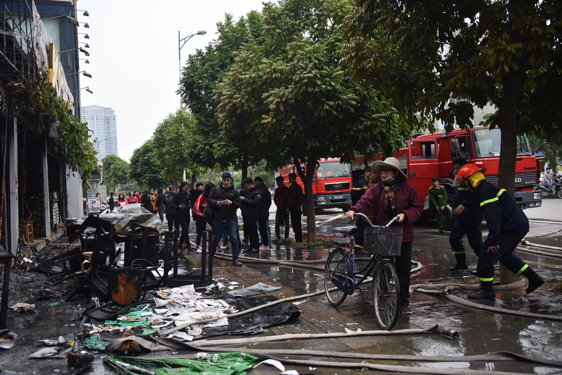 Hien truong chay quan chao duong Nguyen Van Huyen anh 7