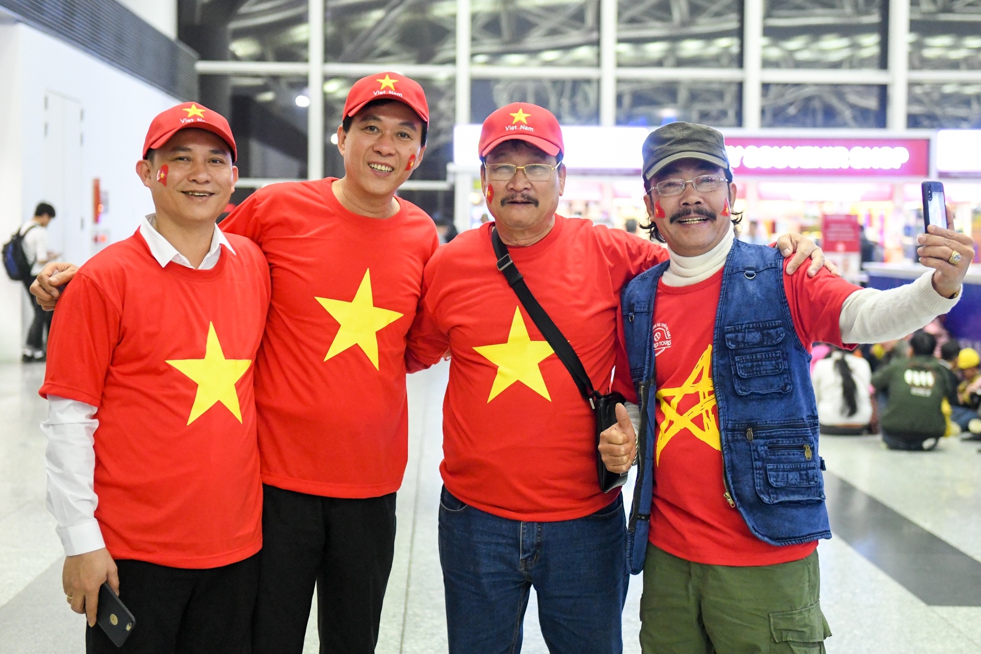 NSUT Do Ky, hoa hau Ngoc Han gui loi chuc den DT Viet Nam hinh anh