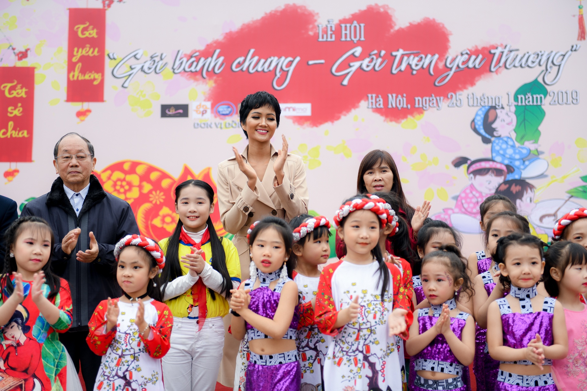 Hoa hau H'hen Nie goi banh chung anh 1