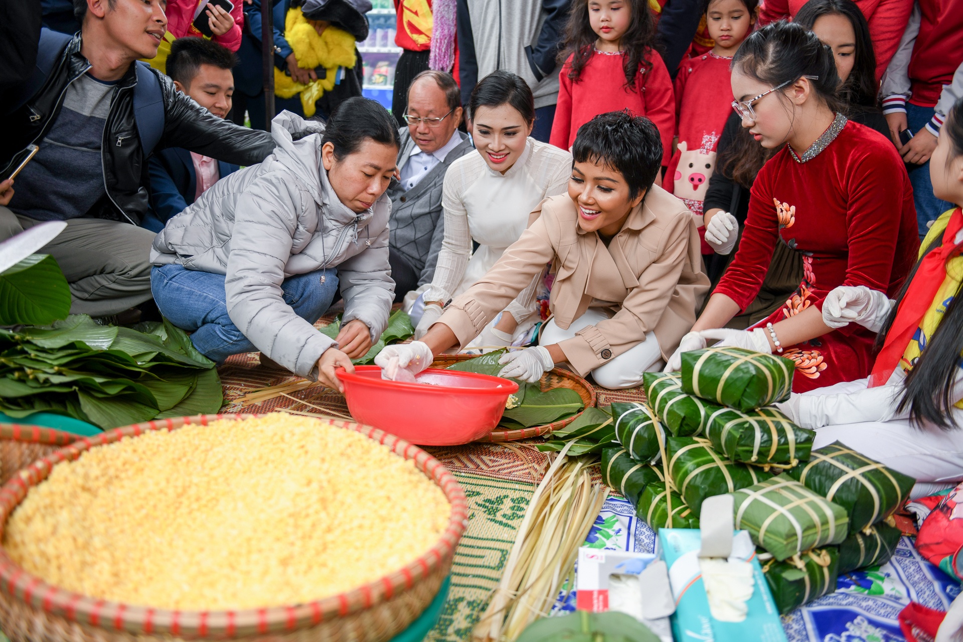 Hoa hau H'hen Nie goi banh chung anh 2