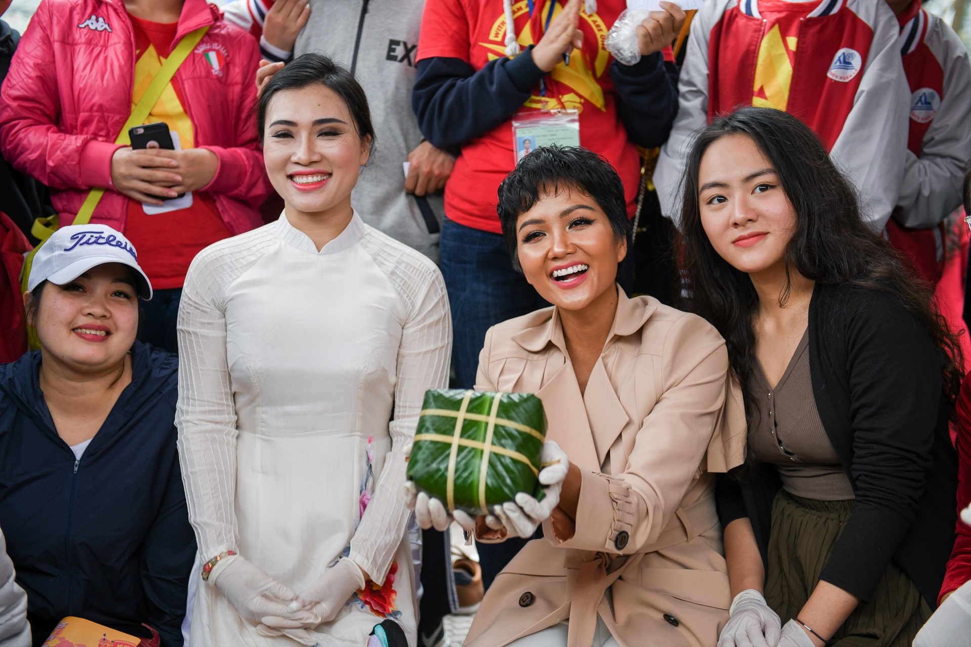 Hoa hau H'hen Nie goi banh chung anh 4