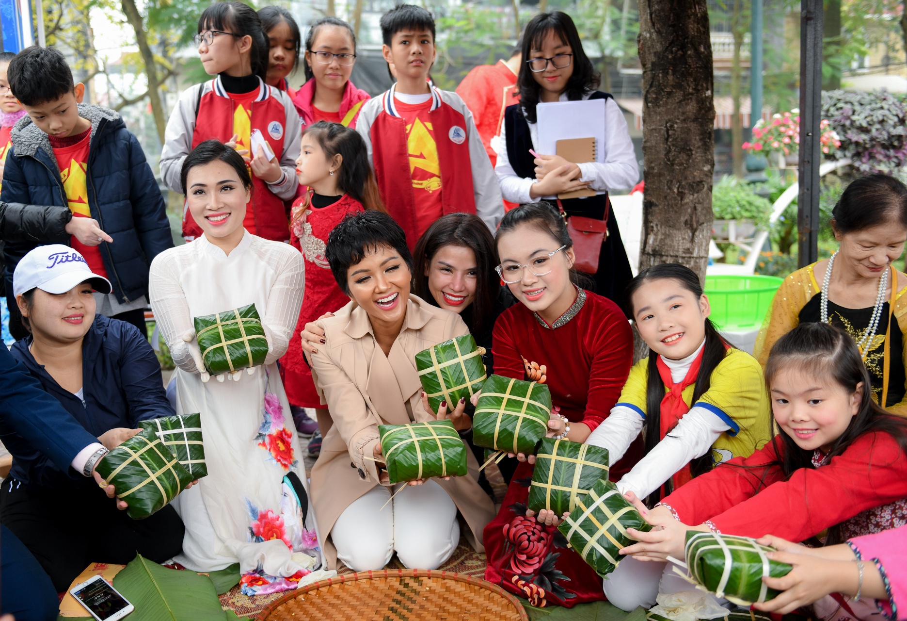 Hoa hau Hoan vu Viet Nam 2018 goi banh chung tang tre em kho khan hinh anh