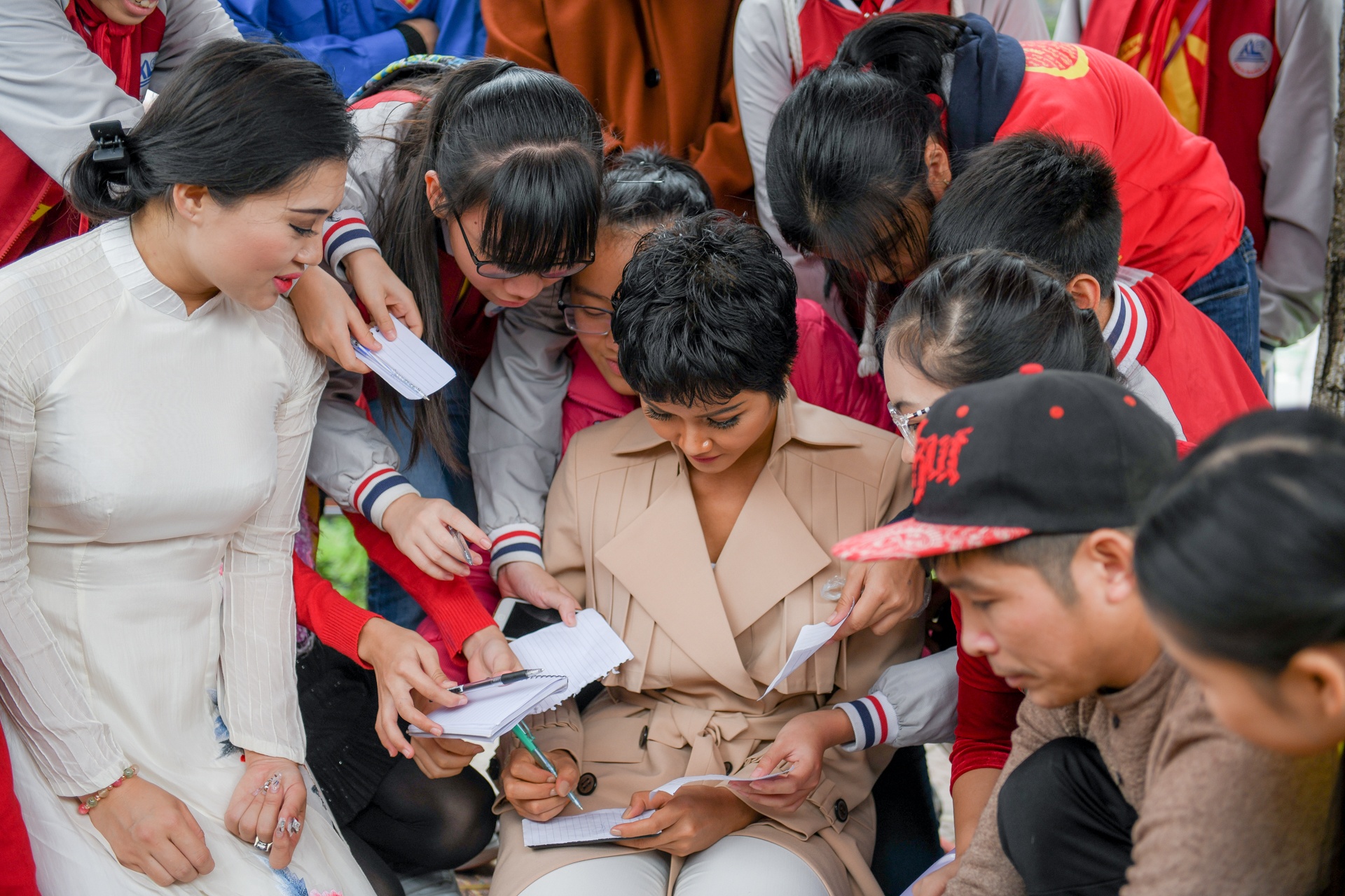 Hoa hau H'hen Nie goi banh chung anh 7