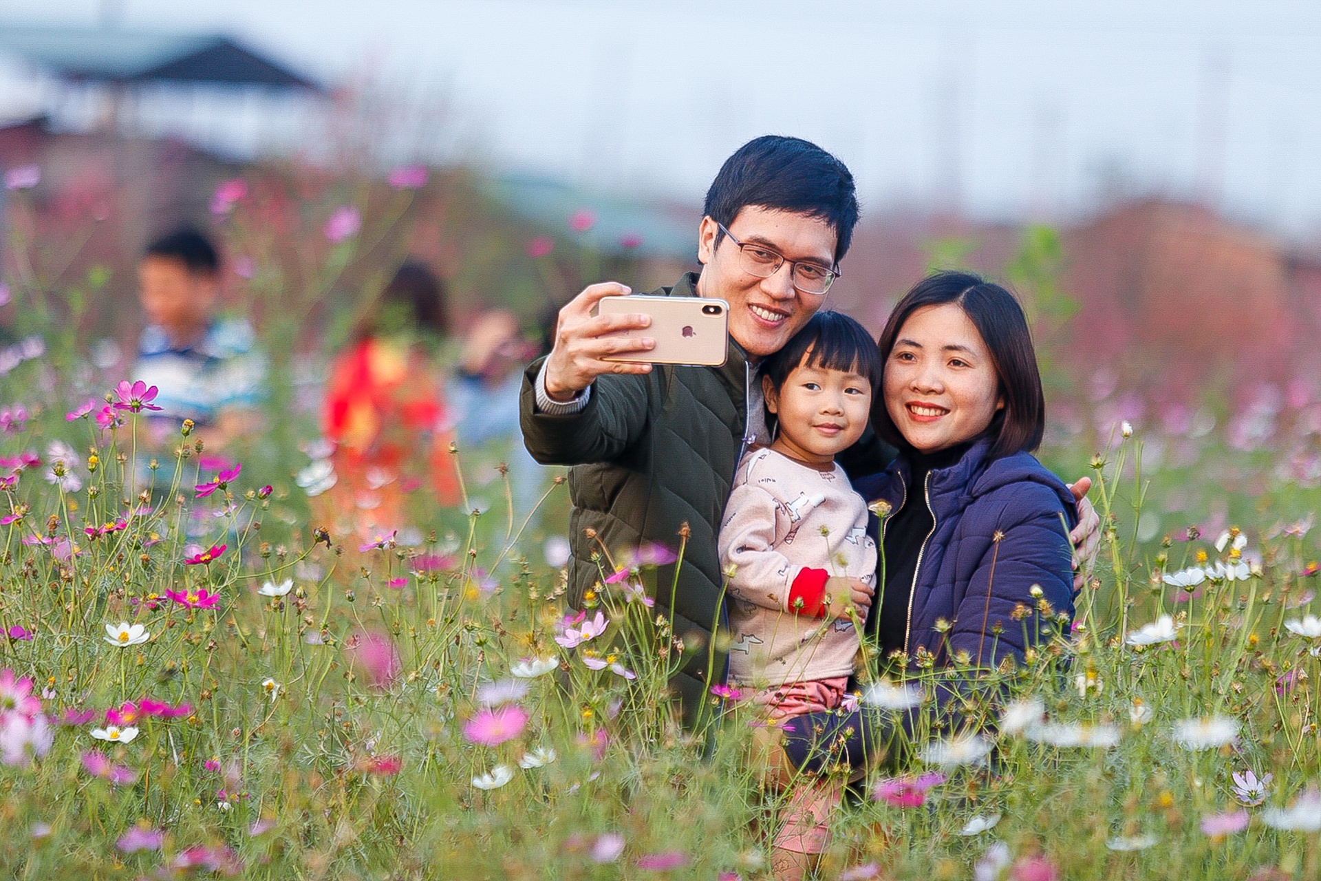 chup anh ben hoa dao anh 13