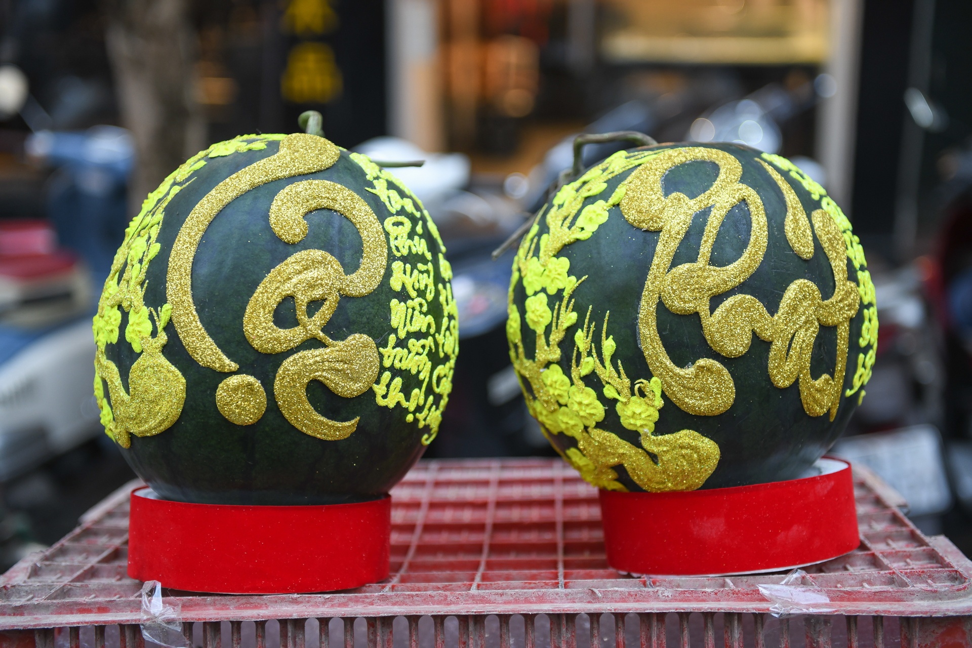 Lon dong tien trieu bay ban tren pho Ha Noi ngay can Tet anh 10