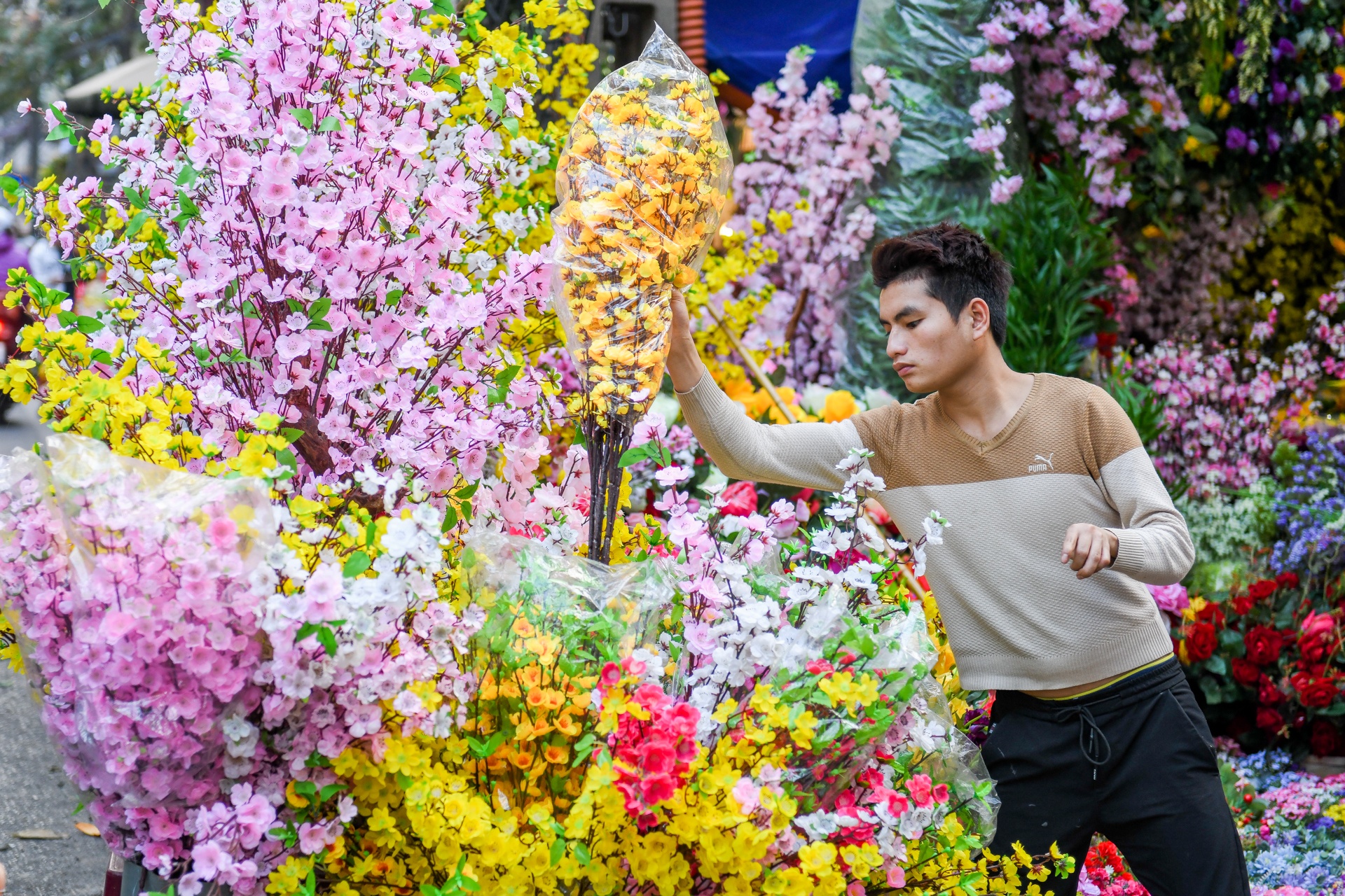 Lon dong tien trieu bay ban tren pho Ha Noi ngay can Tet anh 11