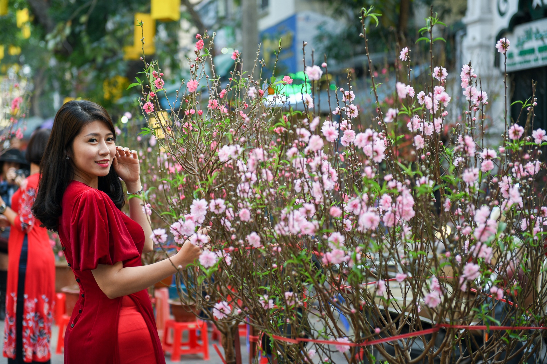 Lon dong tien trieu bay ban tren pho Ha Noi ngay can Tet anh 12