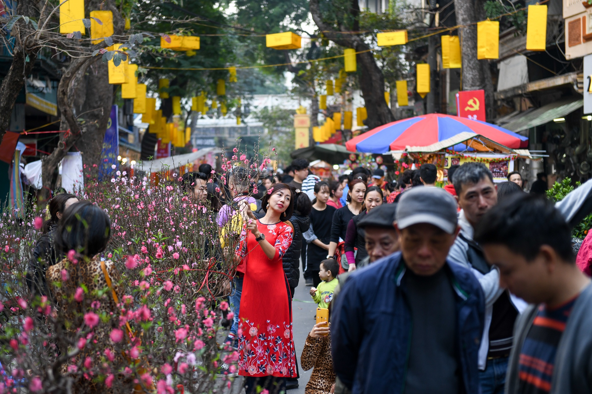 Lon dong tien trieu bay ban tren pho Ha Noi ngay can Tet anh 1