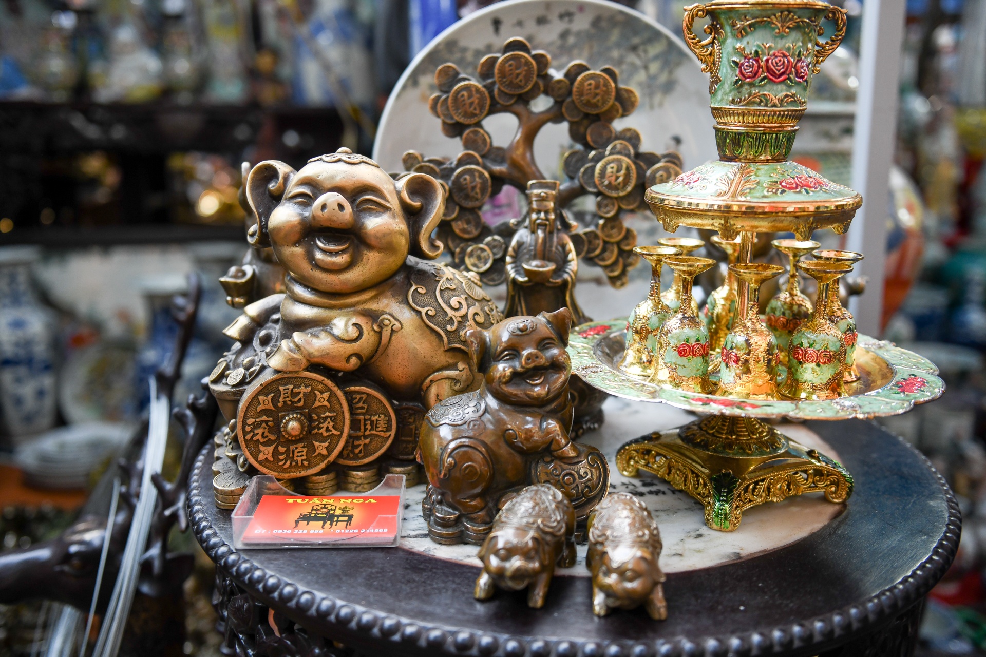 Lon dong tien trieu bay ban tren pho Ha Noi ngay can Tet anh 2