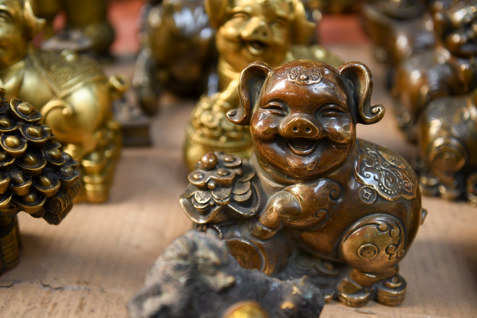 Lon dong tien trieu bay ban tren pho Ha Noi ngay can Tet anh 3