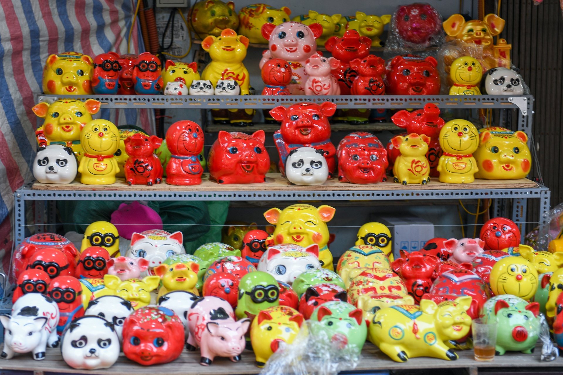 Lon dong tien trieu bay ban tren pho Ha Noi ngay can Tet anh 4