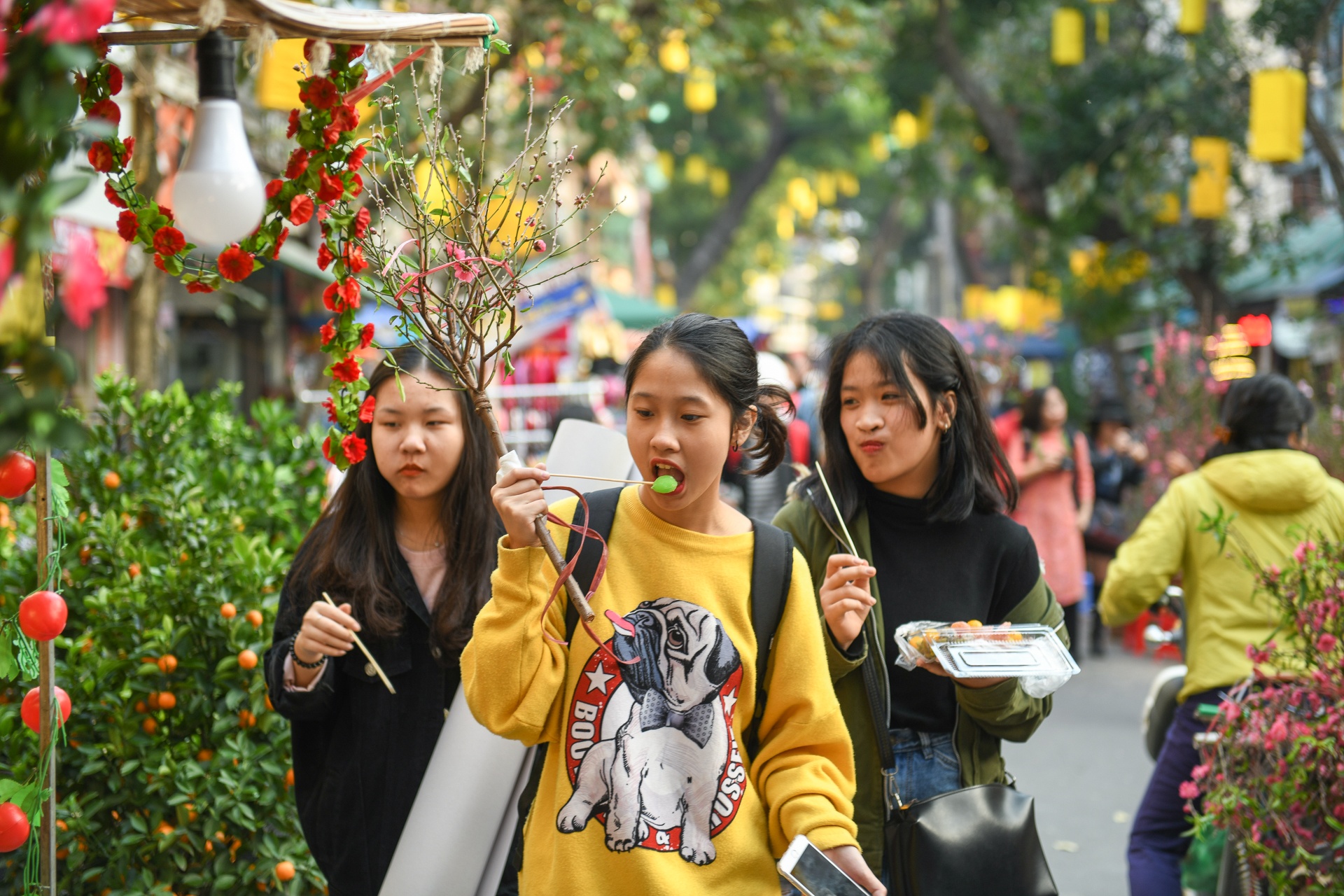 Lon dong tien trieu bay ban tren pho Ha Noi ngay can Tet anh 6