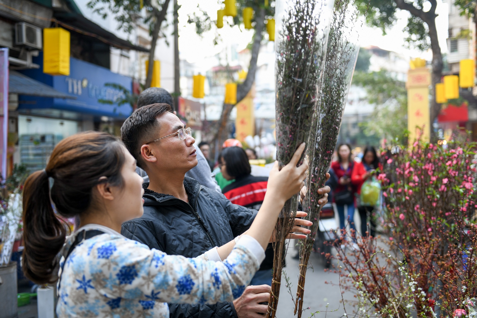 Lon dong tien trieu bay ban tren pho Ha Noi ngay can Tet anh 8