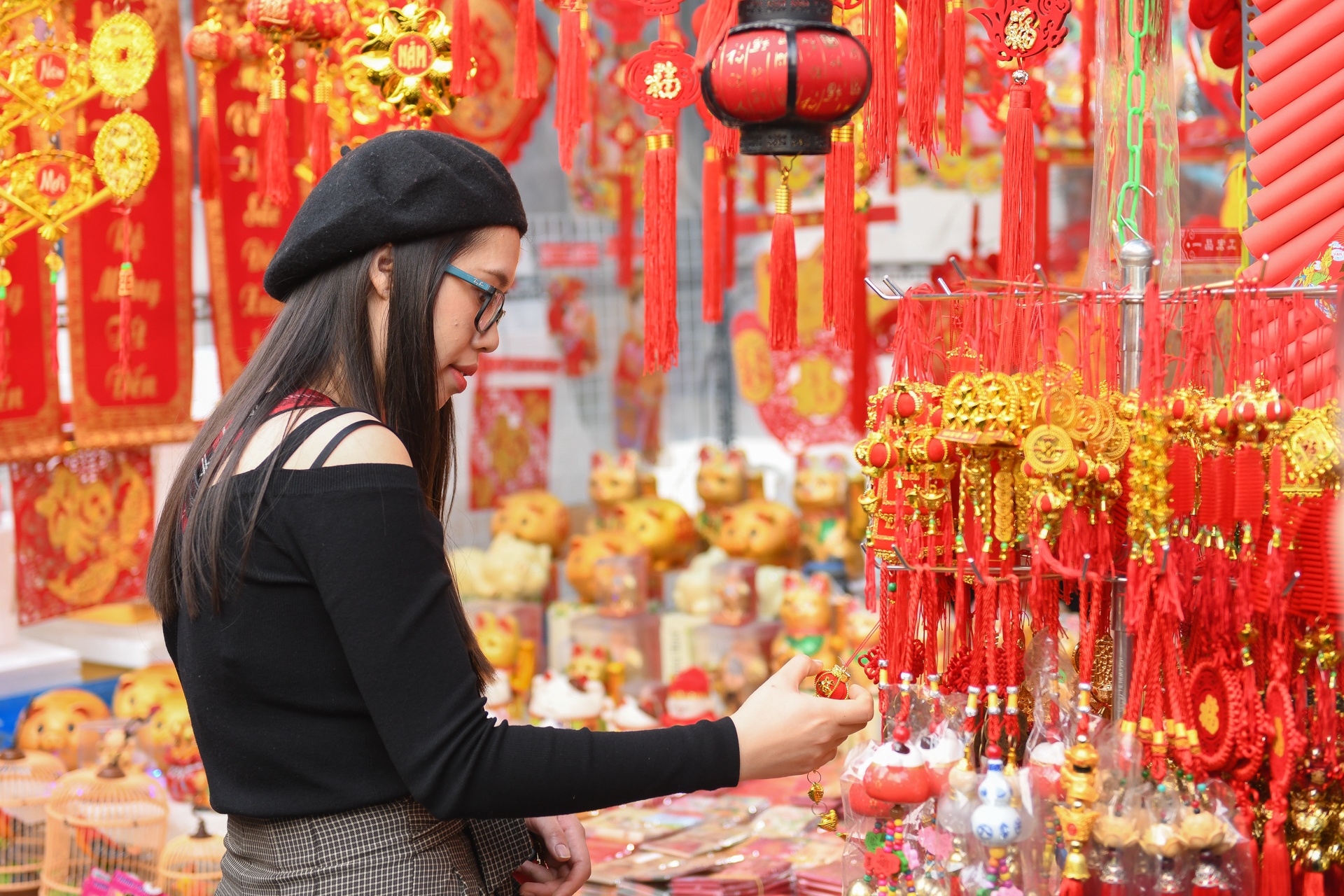 Lon dong tien trieu bay ban tren pho Ha Noi ngay can Tet anh 13