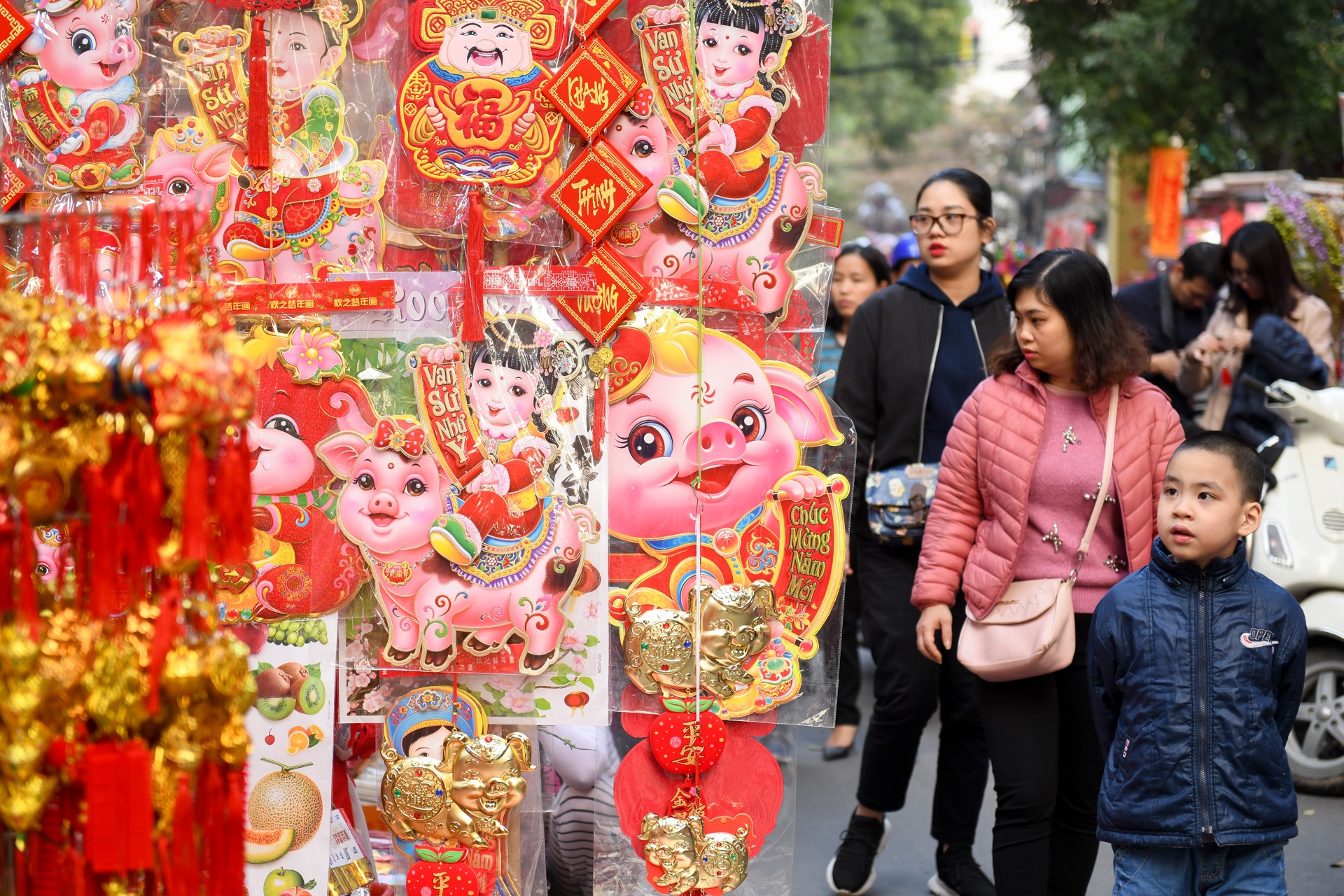 Lon dong tien trieu bay ban tren pho Ha Noi ngay can Tet anh 14