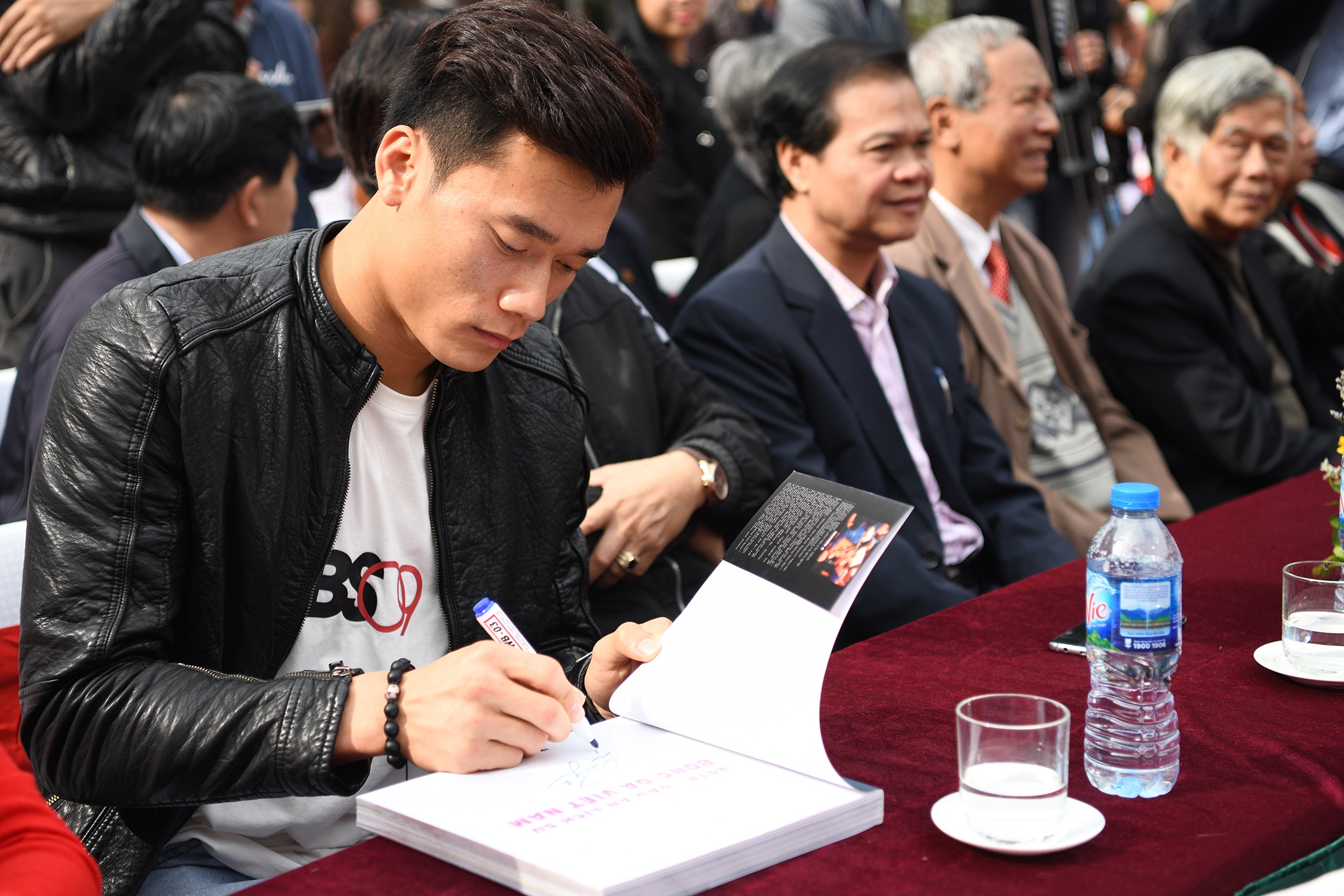 Thu mon Bui Tien Dung rang ro trong buoi ra mat sach bong da anh 2