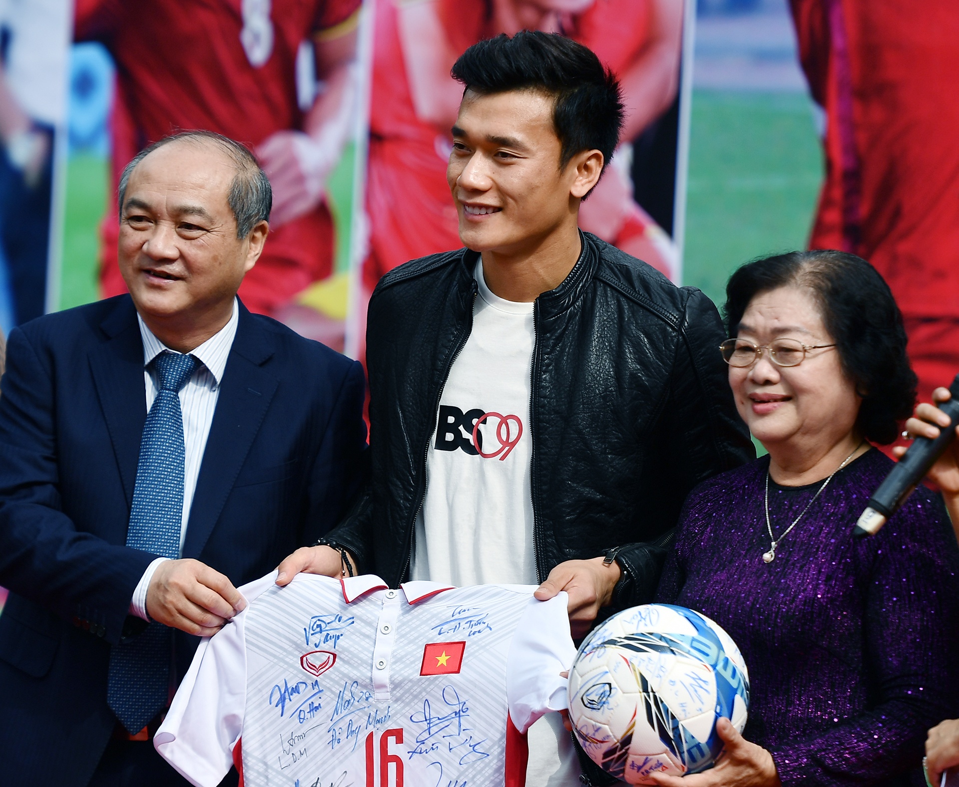 Thu mon Bui Tien Dung tham du buoi ra mat sach anh bong da Viet Nam hinh anh