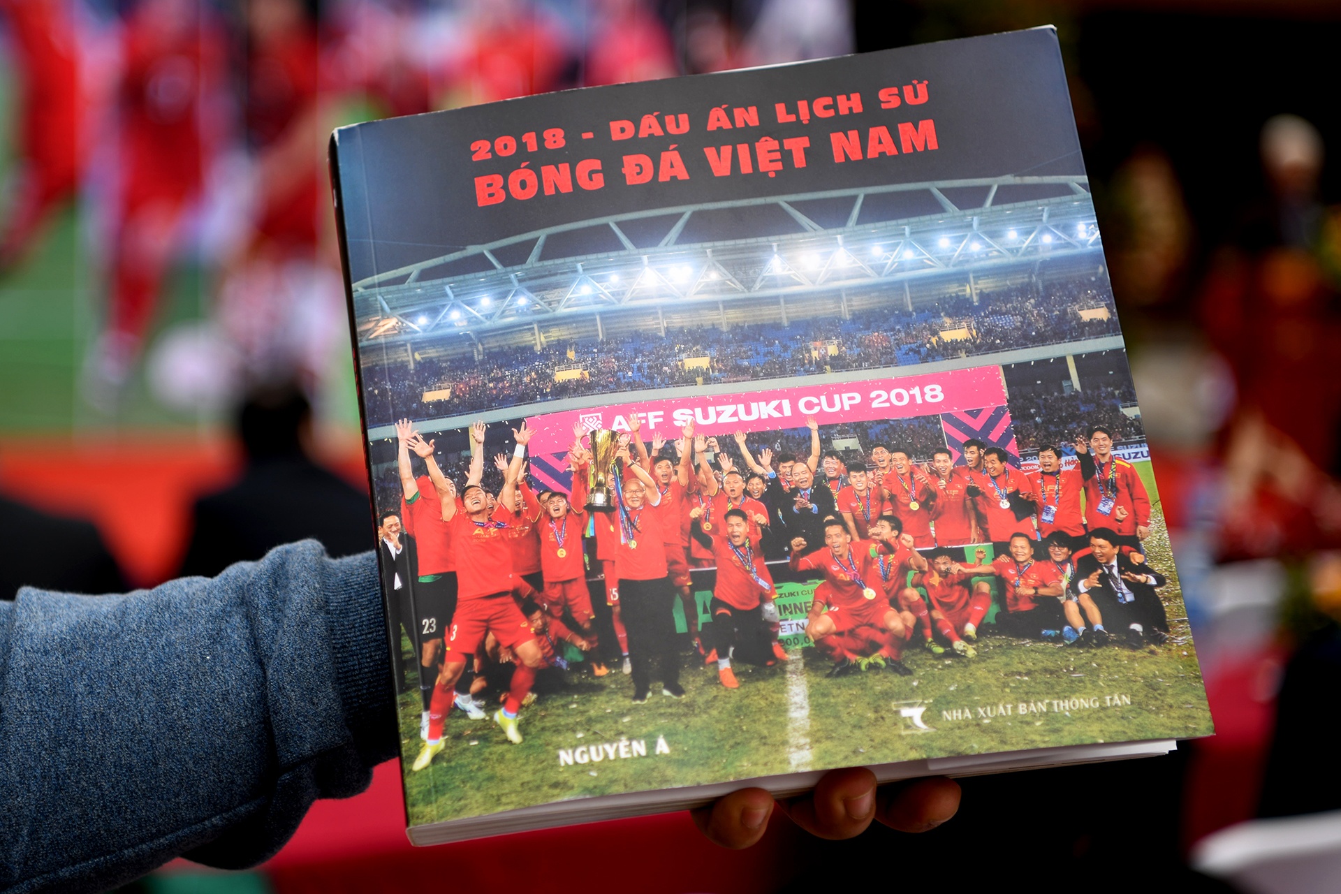 Thu mon Bui Tien Dung rang ro trong buoi ra mat sach bong da anh 1